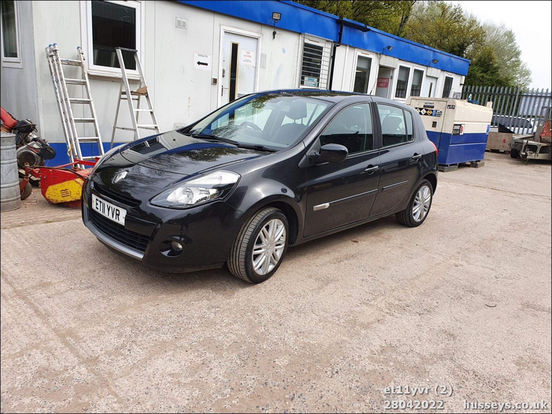 11/11 RENAULT CLIO DYNAMIQUE TOMTOM 16V - 1149cc 5dr Hatchback (Black, 120k) - Image 2 of 27