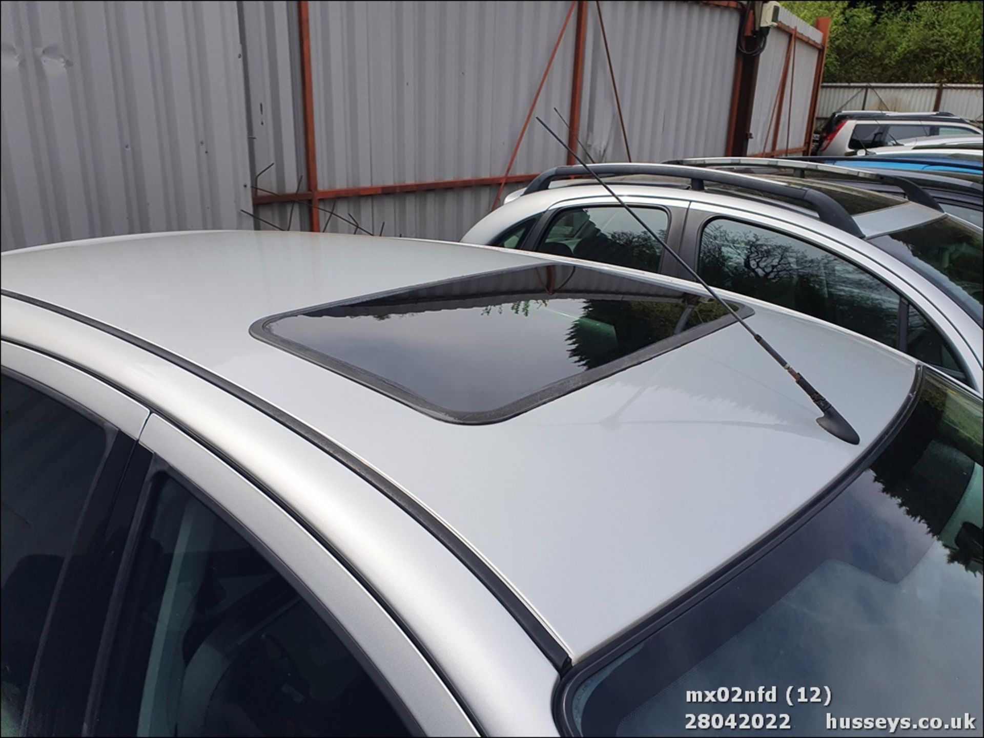 02/02 FORD FOCUS ZETEC - 1596cc 5dr Hatchback (Silver) - Image 11 of 26