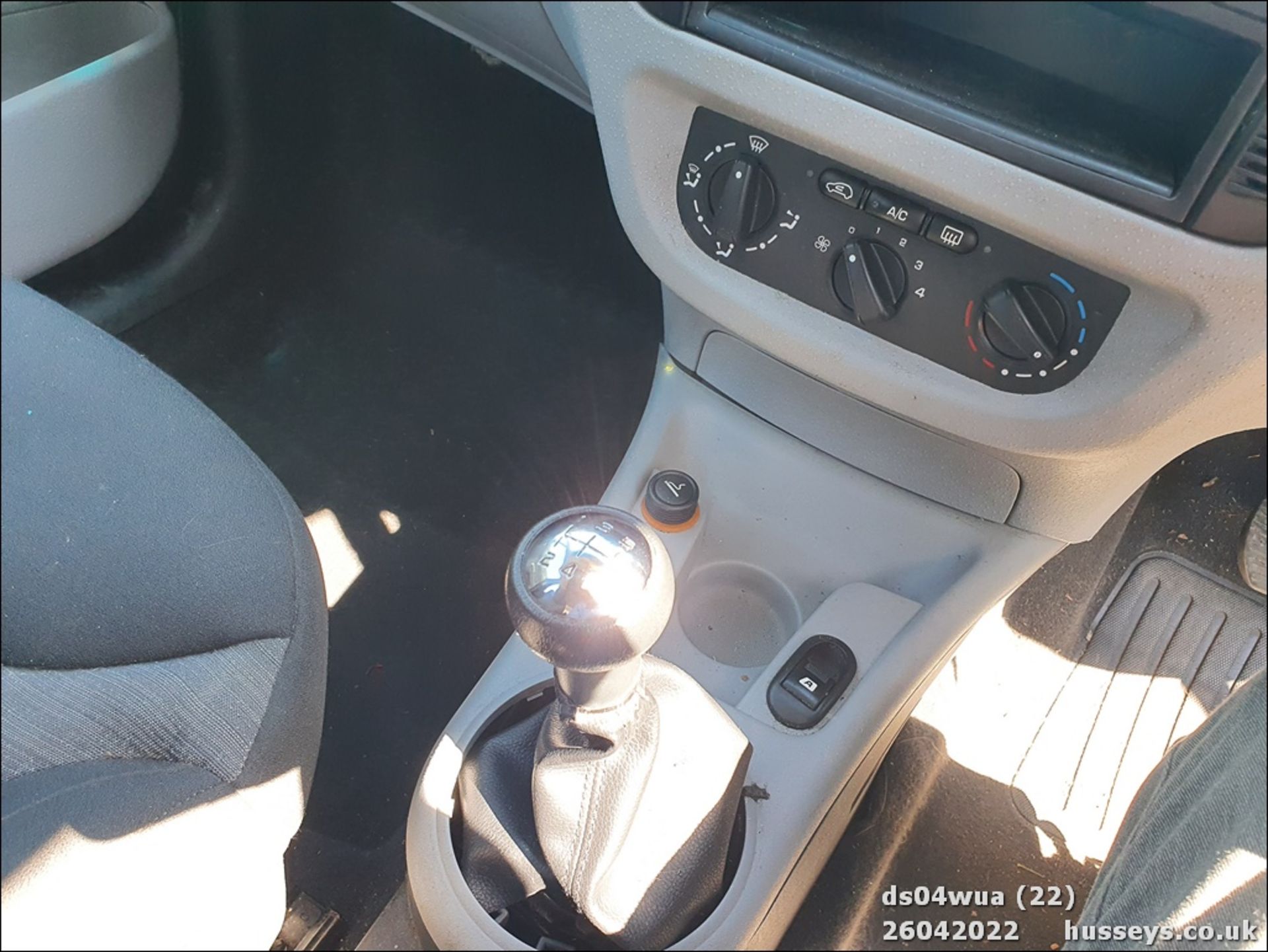 04/04 CITROEN C3 XTR HDI - 1398cc 5dr Hatchback (Silver) - Image 22 of 23