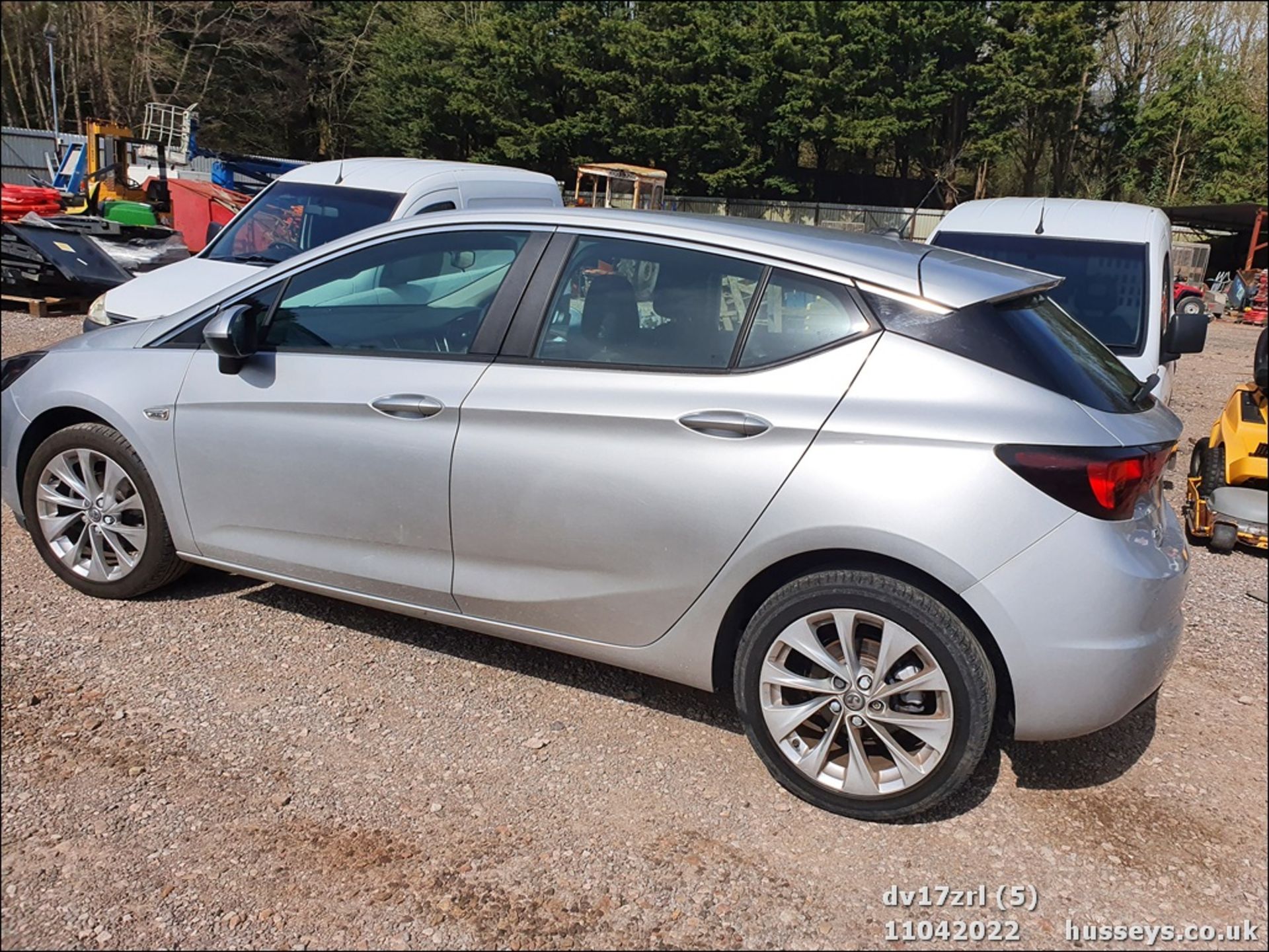 17/17 VAUXHALL ASTRA DESIGN - 1399cc 5dr Hatchback (Silver, 33k) - Image 6 of 35