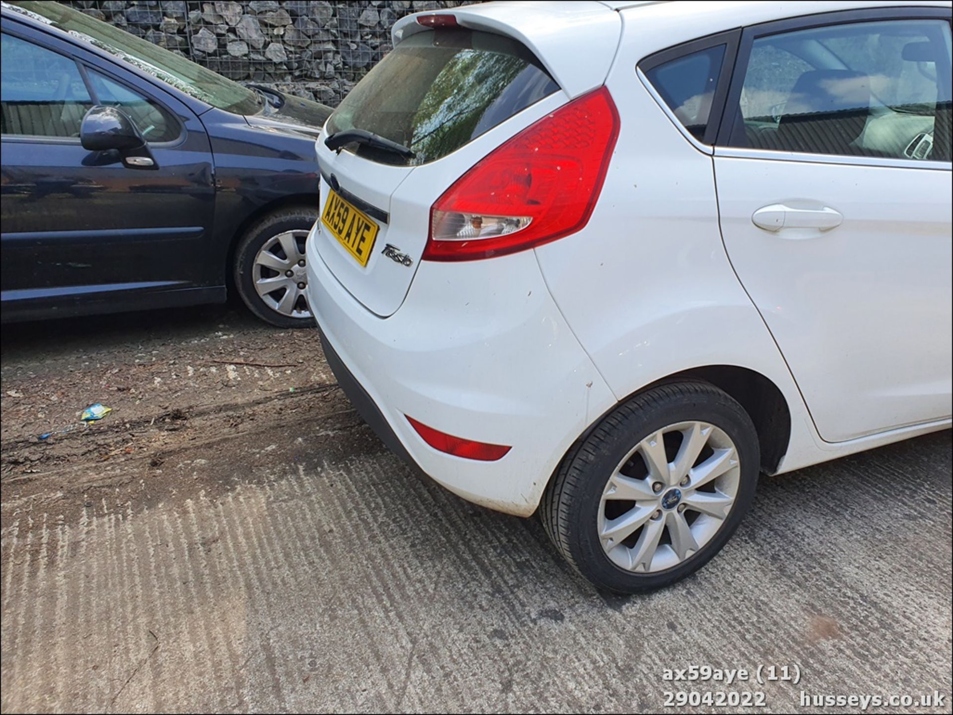 10/59 FORD FIESTA ZETEC 90 TDCI - 1560cc 5dr Hatchback (White, 146k) - Image 11 of 23