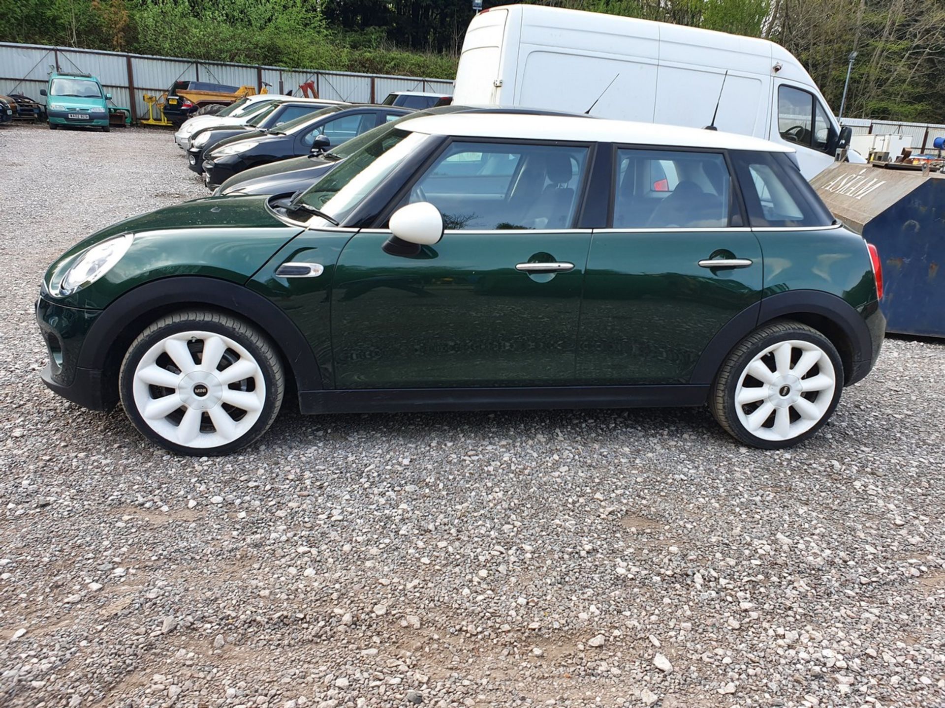 18/18 MINI COOPER - 1499cc 5dr Hatchback (Green, 20k) - Image 27 of 33