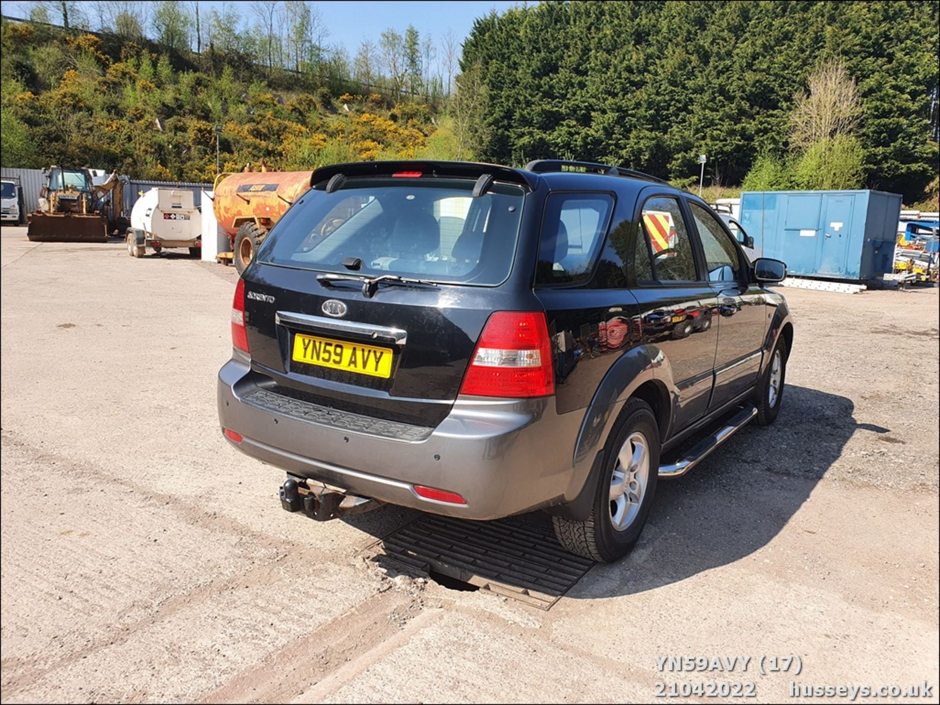 09/59 KIA SORENTO 4x4 - 2497cc 5dr MPV (Black, 55k) - Image 17 of 36