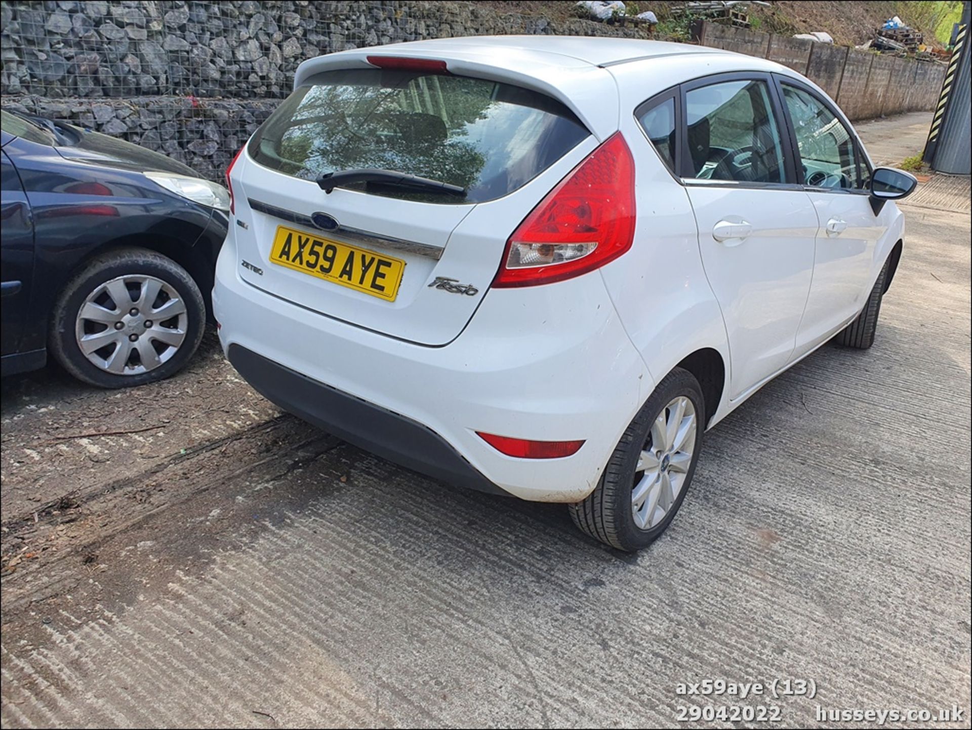 10/59 FORD FIESTA ZETEC 90 TDCI - 1560cc 5dr Hatchback (White, 146k) - Image 13 of 23