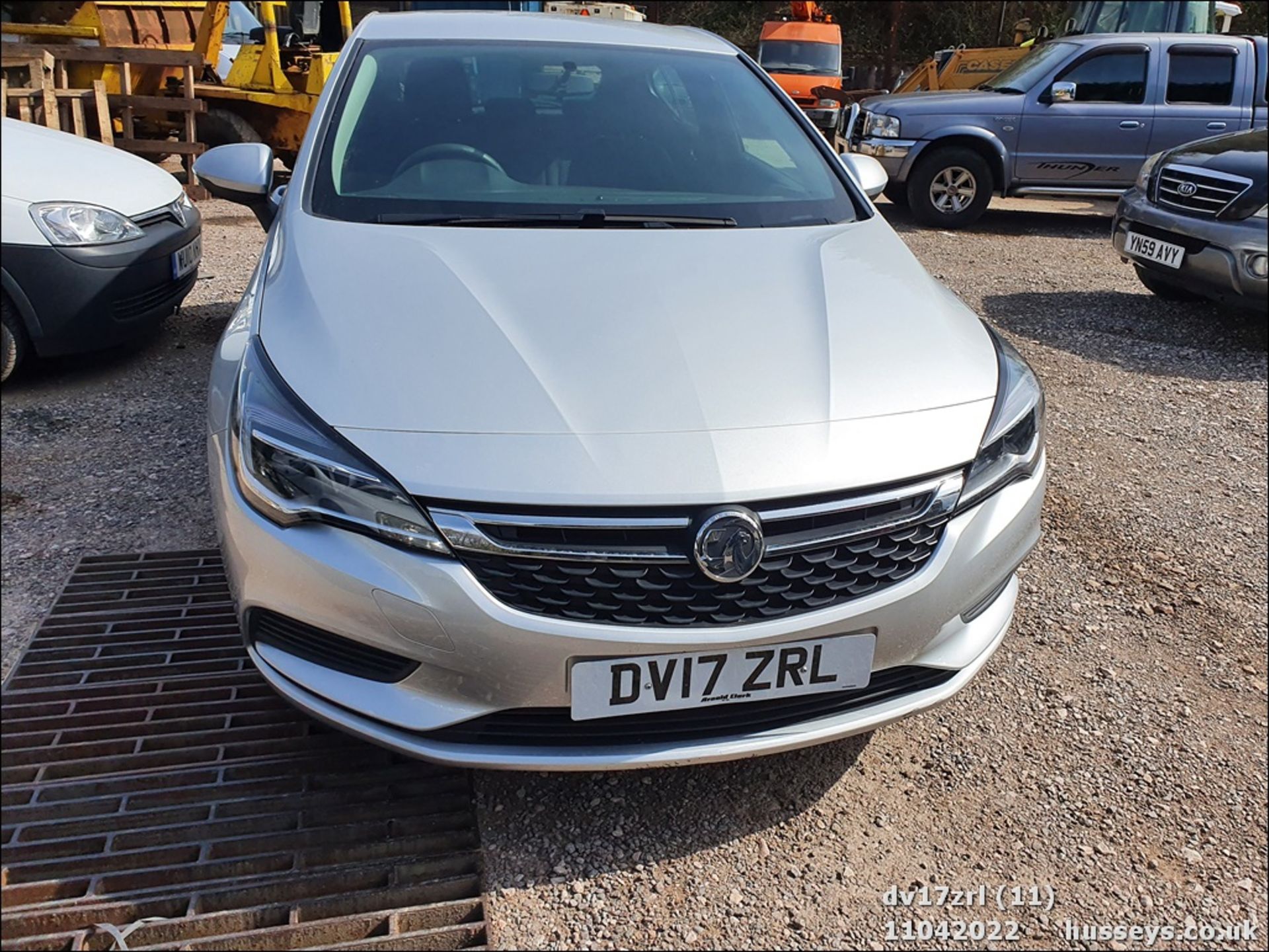 17/17 VAUXHALL ASTRA DESIGN - 1399cc 5dr Hatchback (Silver, 33k) - Image 11 of 35