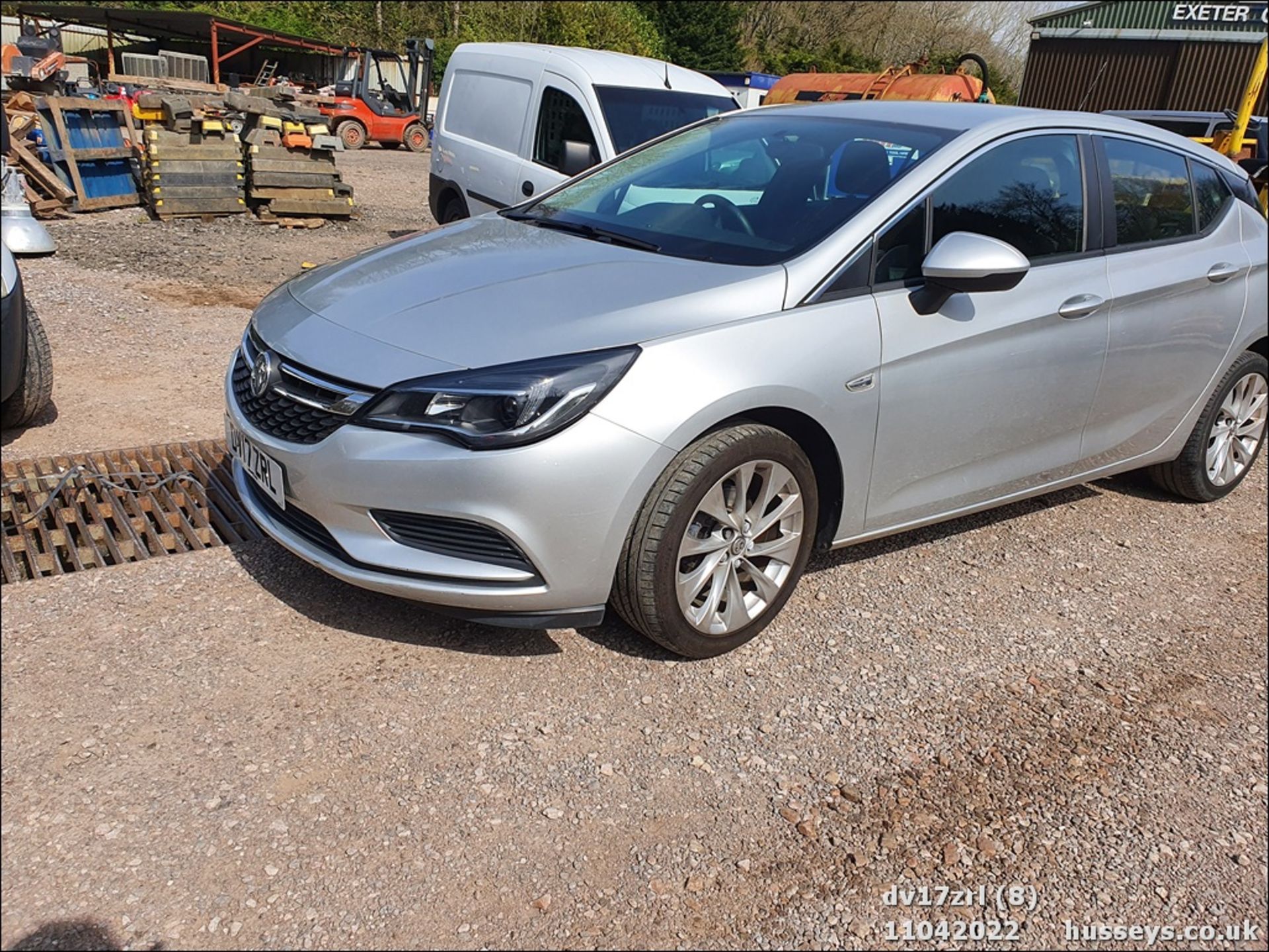 17/17 VAUXHALL ASTRA DESIGN - 1399cc 5dr Hatchback (Silver, 33k) - Image 8 of 35