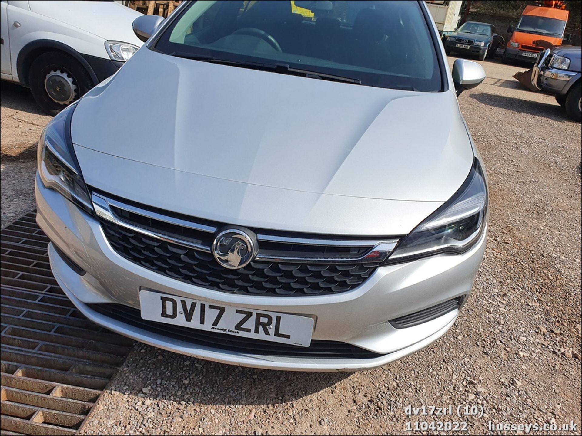 17/17 VAUXHALL ASTRA DESIGN - 1399cc 5dr Hatchback (Silver, 33k) - Image 10 of 35