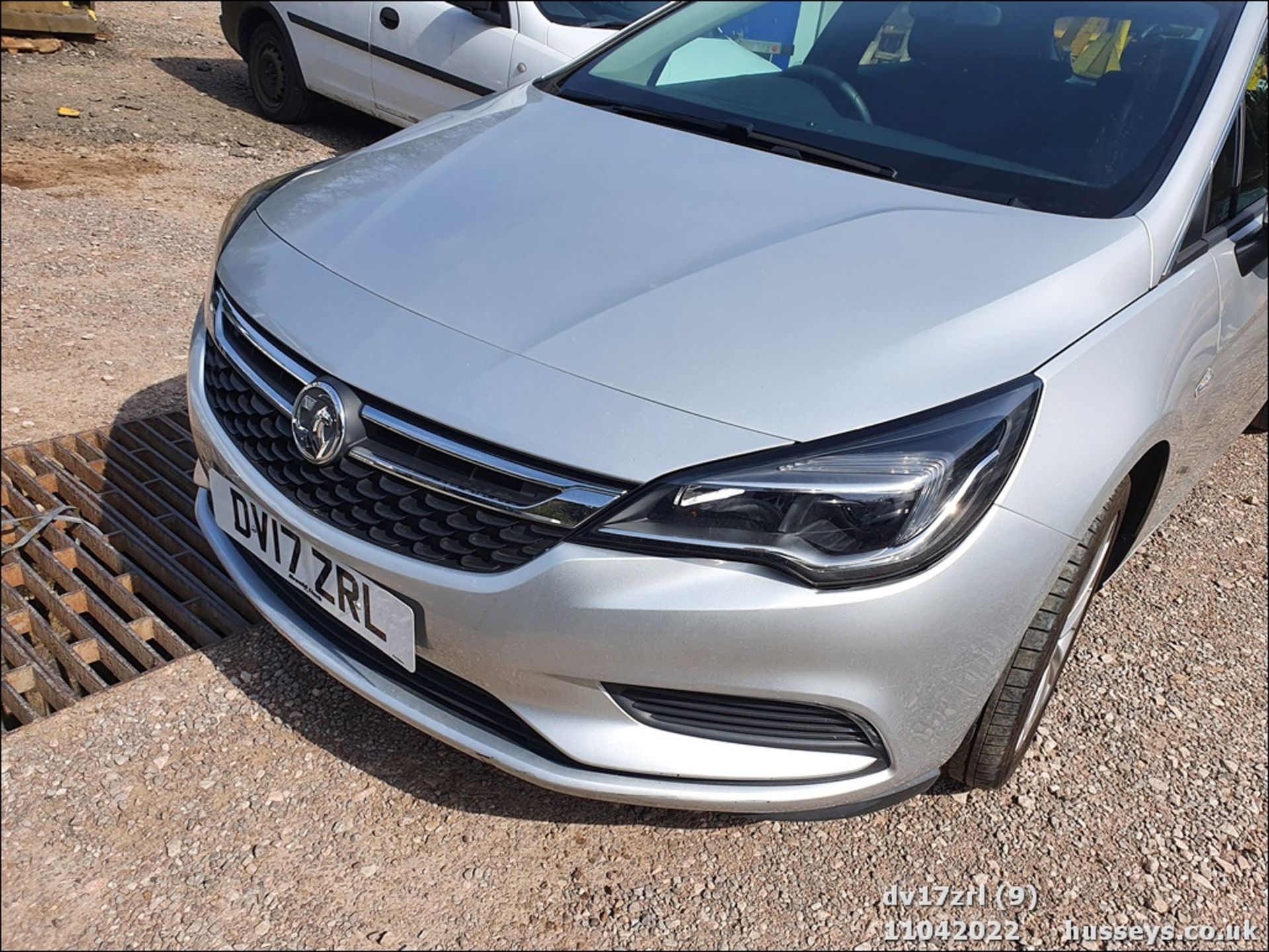 17/17 VAUXHALL ASTRA DESIGN - 1399cc 5dr Hatchback (Silver, 33k) - Image 9 of 35