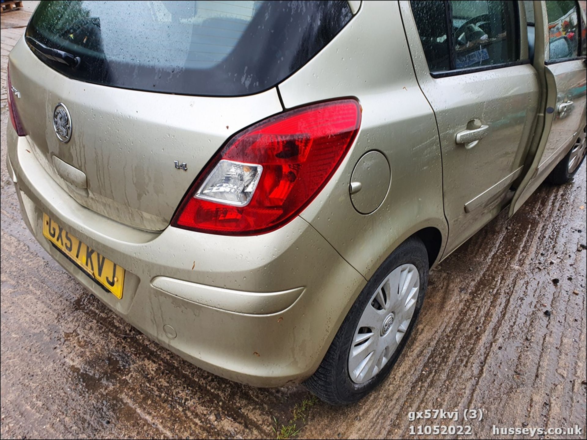 07/57 VAUXHALL CORSA CLUB A/C AUTO - 1364cc 5dr Hatchback (Gold) - Image 4 of 35