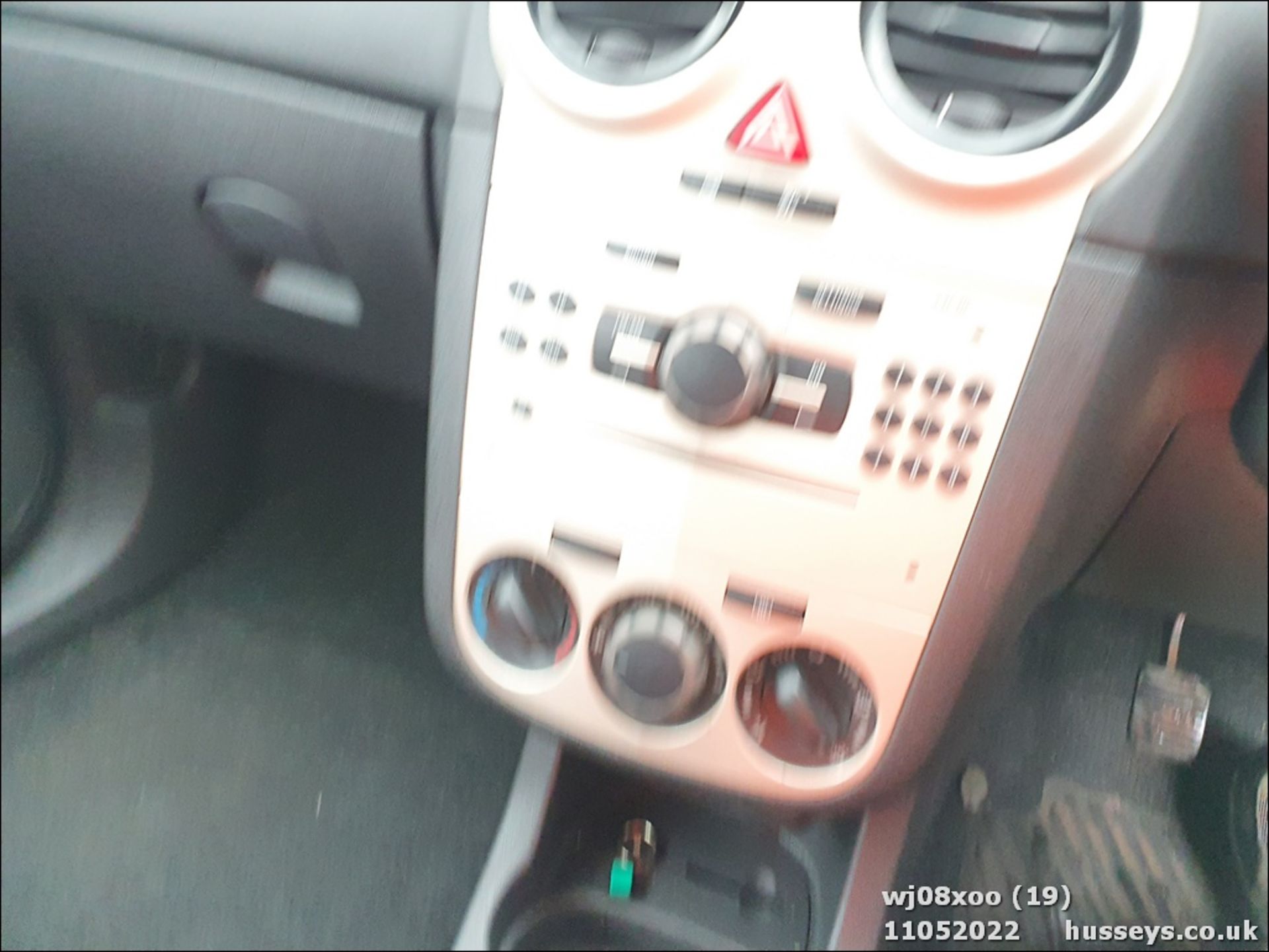 08/08 VAUXHALL CORSA LIFE CDTI - 1248cc 5dr Hatchback (White, 82k) - Image 20 of 48