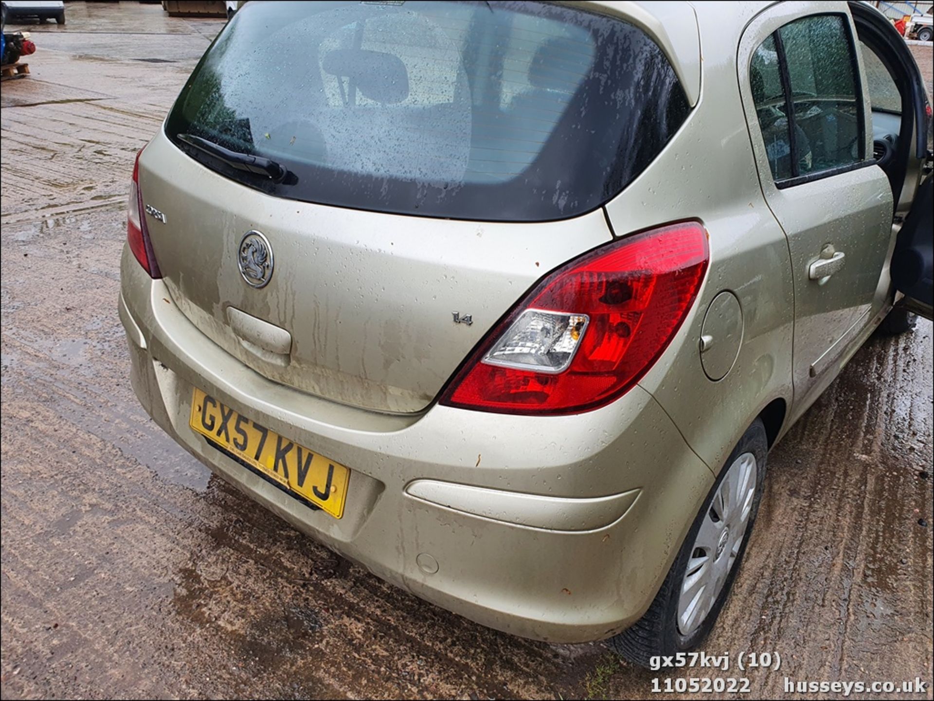 07/57 VAUXHALL CORSA CLUB A/C AUTO - 1364cc 5dr Hatchback (Gold) - Image 10 of 35