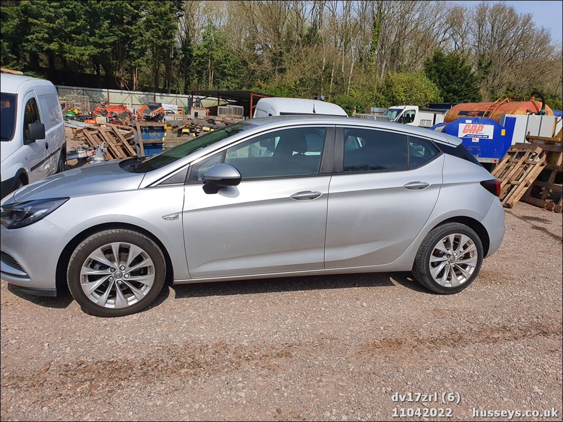 17/17 VAUXHALL ASTRA DESIGN - 1399cc 5dr Hatchback (Silver, 33k) - Image 7 of 35