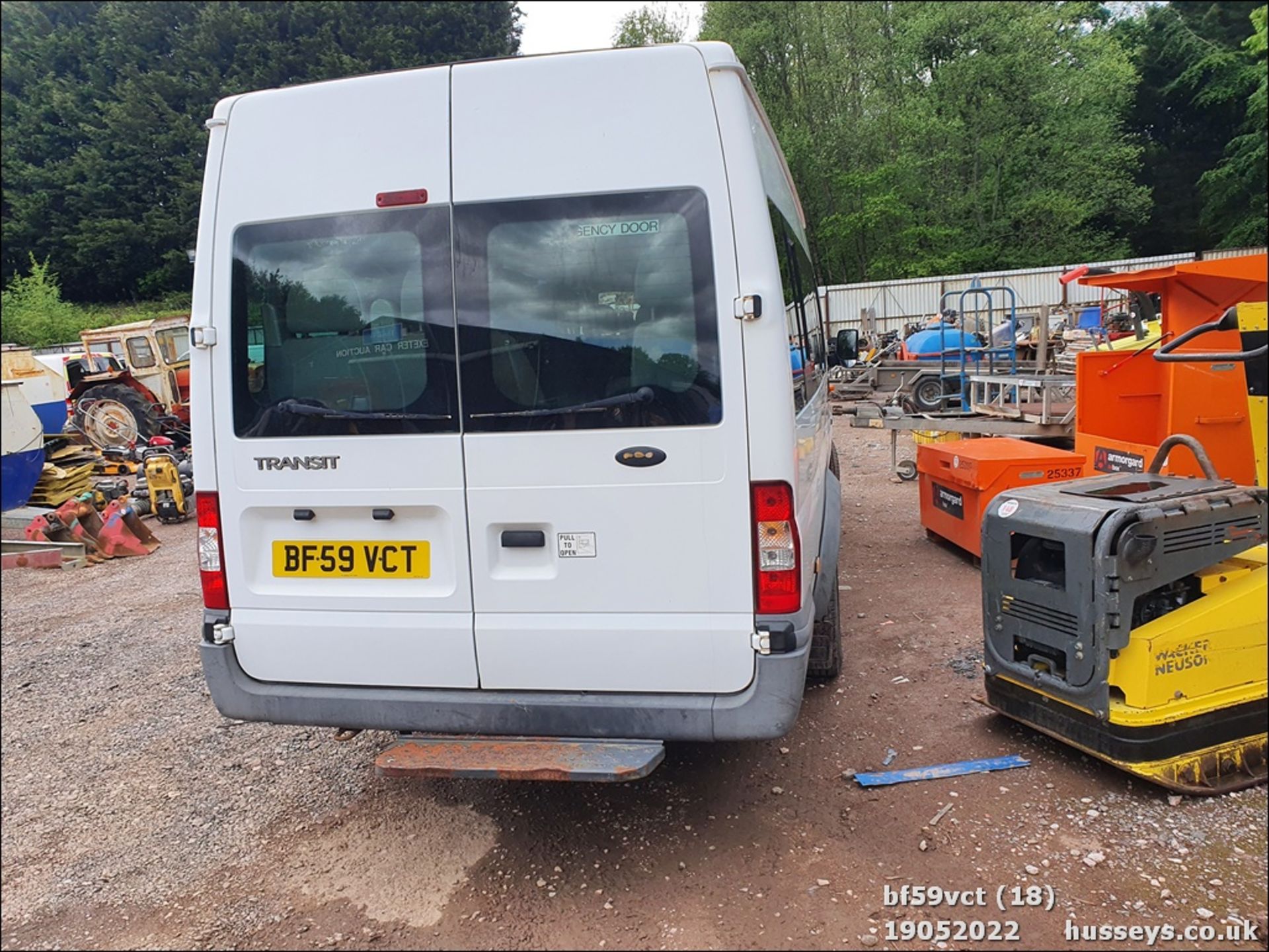 09/59 FORD TRANSIT 115 T430 17S RWD - 2402cc 5dr Minibus (White) - Image 17 of 40