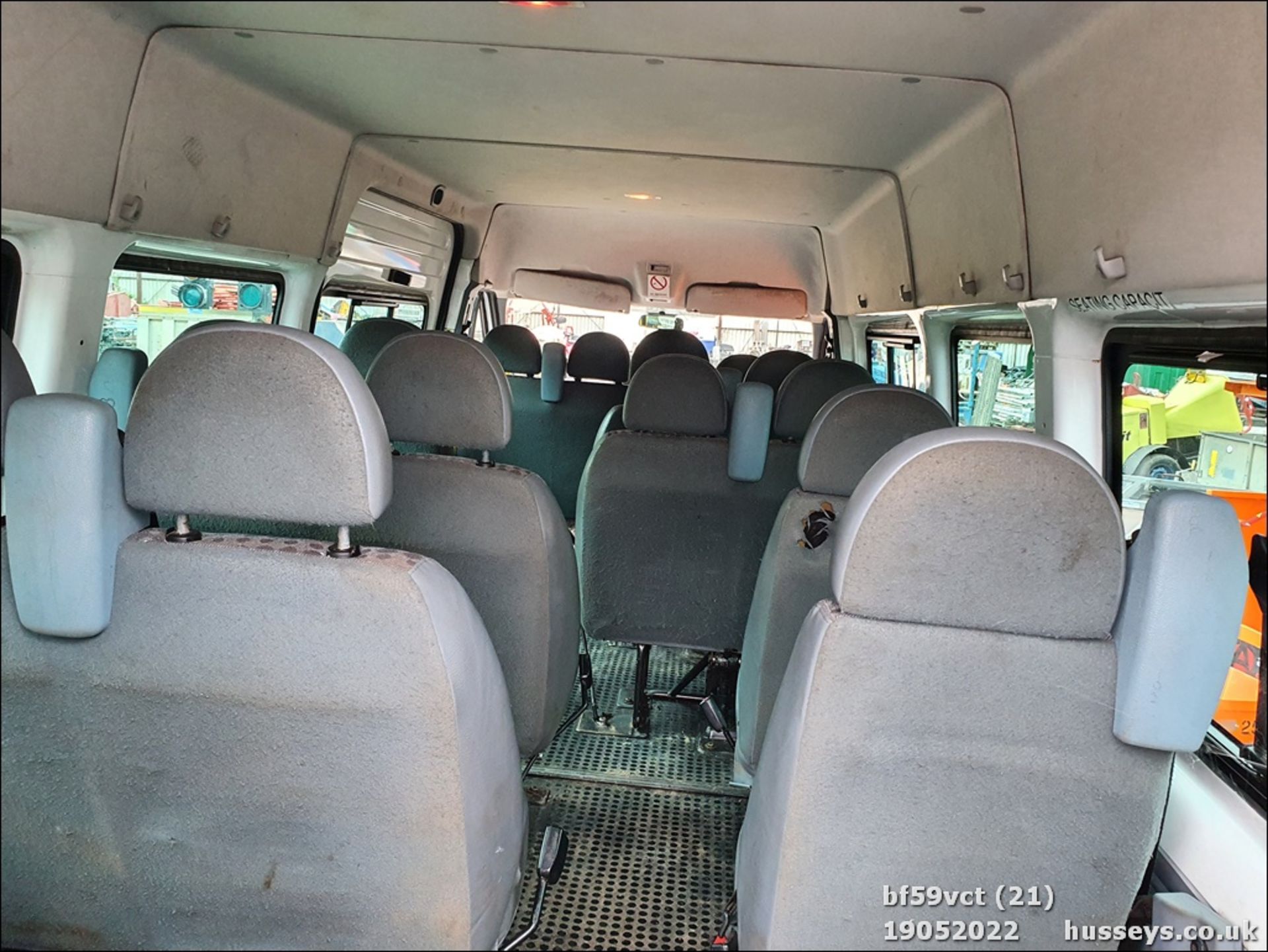 09/59 FORD TRANSIT 115 T430 17S RWD - 2402cc 5dr Minibus (White) - Image 20 of 40