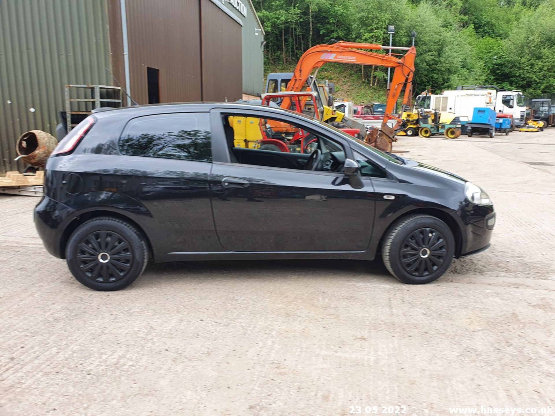 10/10 FIAT PUNTO EVO ACTIVE - 1368cc 3dr Hatchback (Black, 84k) - Image 30 of 56