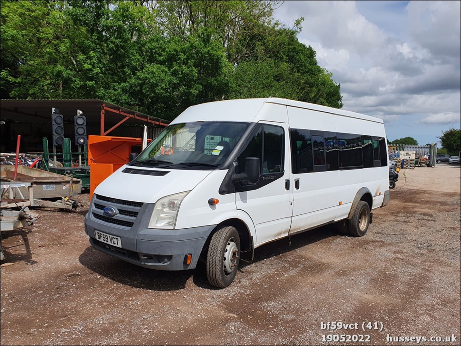 09/59 FORD TRANSIT 115 T430 17S RWD - 2402cc 5dr Minibus (White) - Image 40 of 40