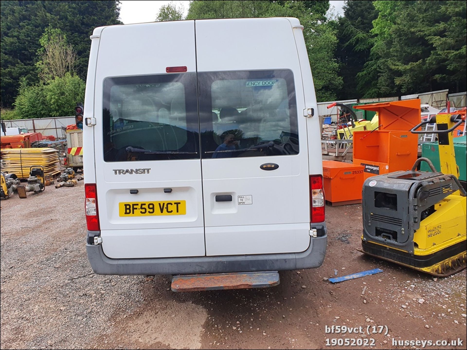 09/59 FORD TRANSIT 115 T430 17S RWD - 2402cc 5dr Minibus (White) - Image 16 of 40