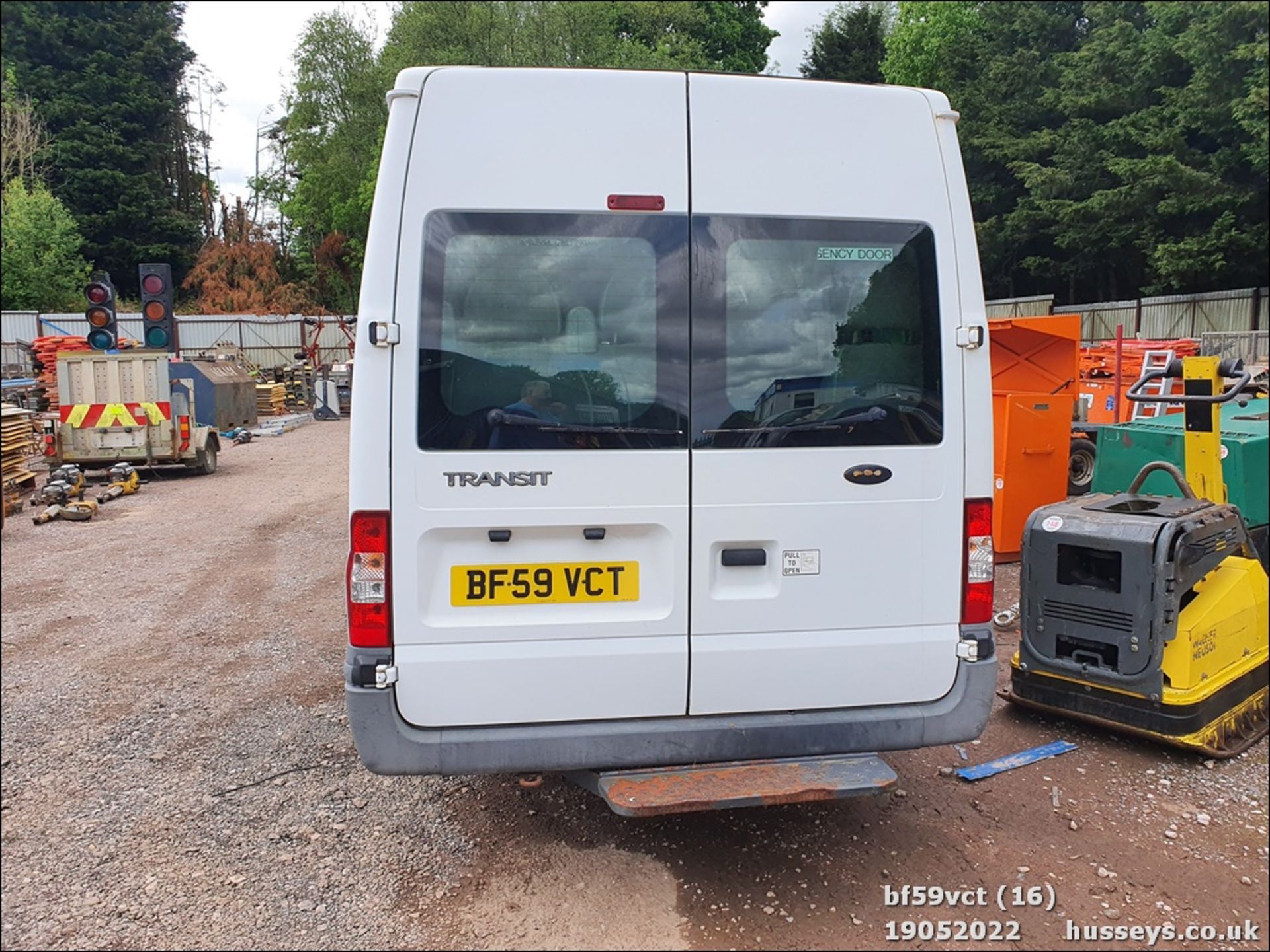 09/59 FORD TRANSIT 115 T430 17S RWD - 2402cc 5dr Minibus (White) - Image 15 of 40