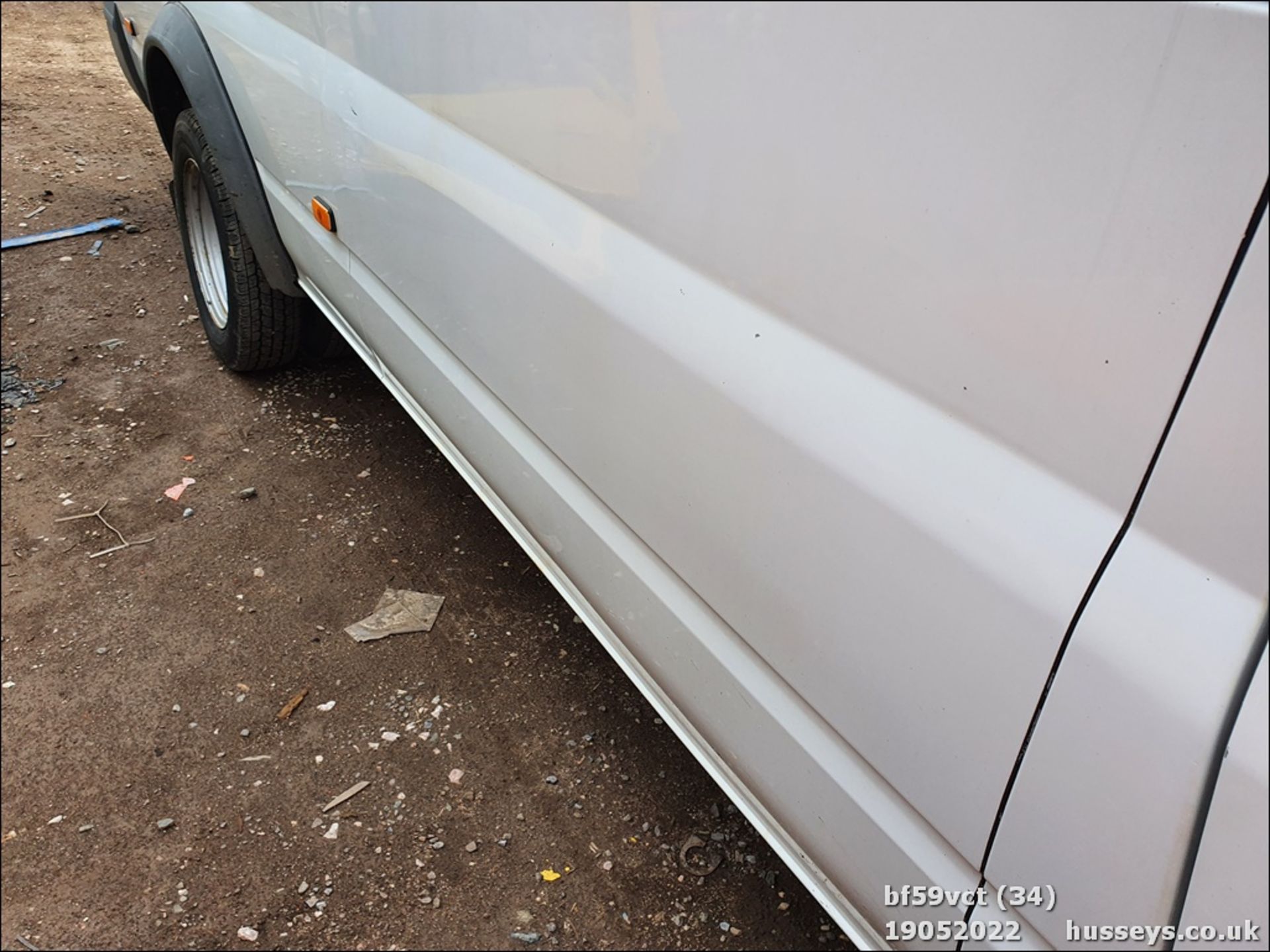 09/59 FORD TRANSIT 115 T430 17S RWD - 2402cc 5dr Minibus (White) - Image 33 of 40