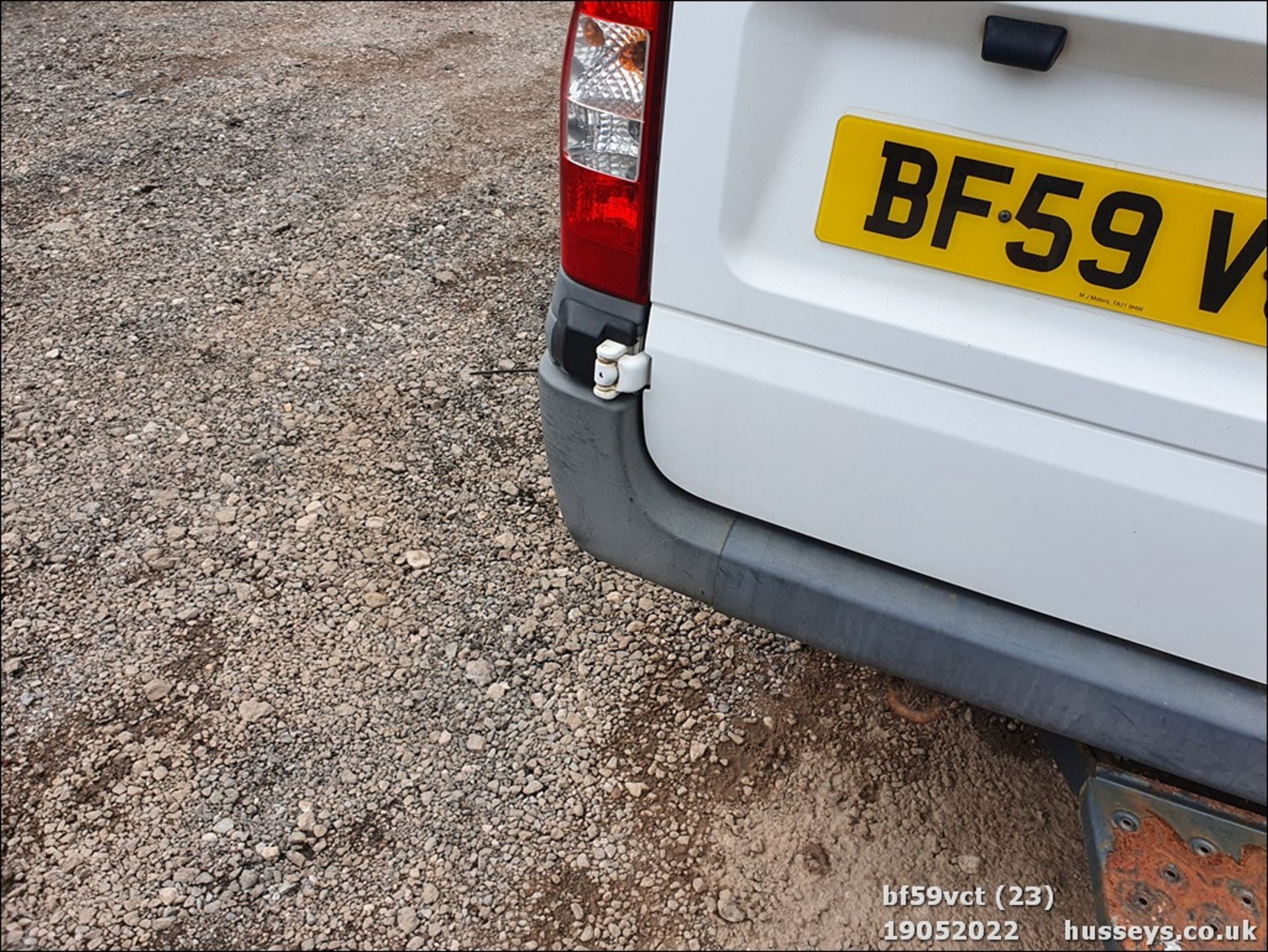 09/59 FORD TRANSIT 115 T430 17S RWD - 2402cc 5dr Minibus (White) - Image 22 of 40