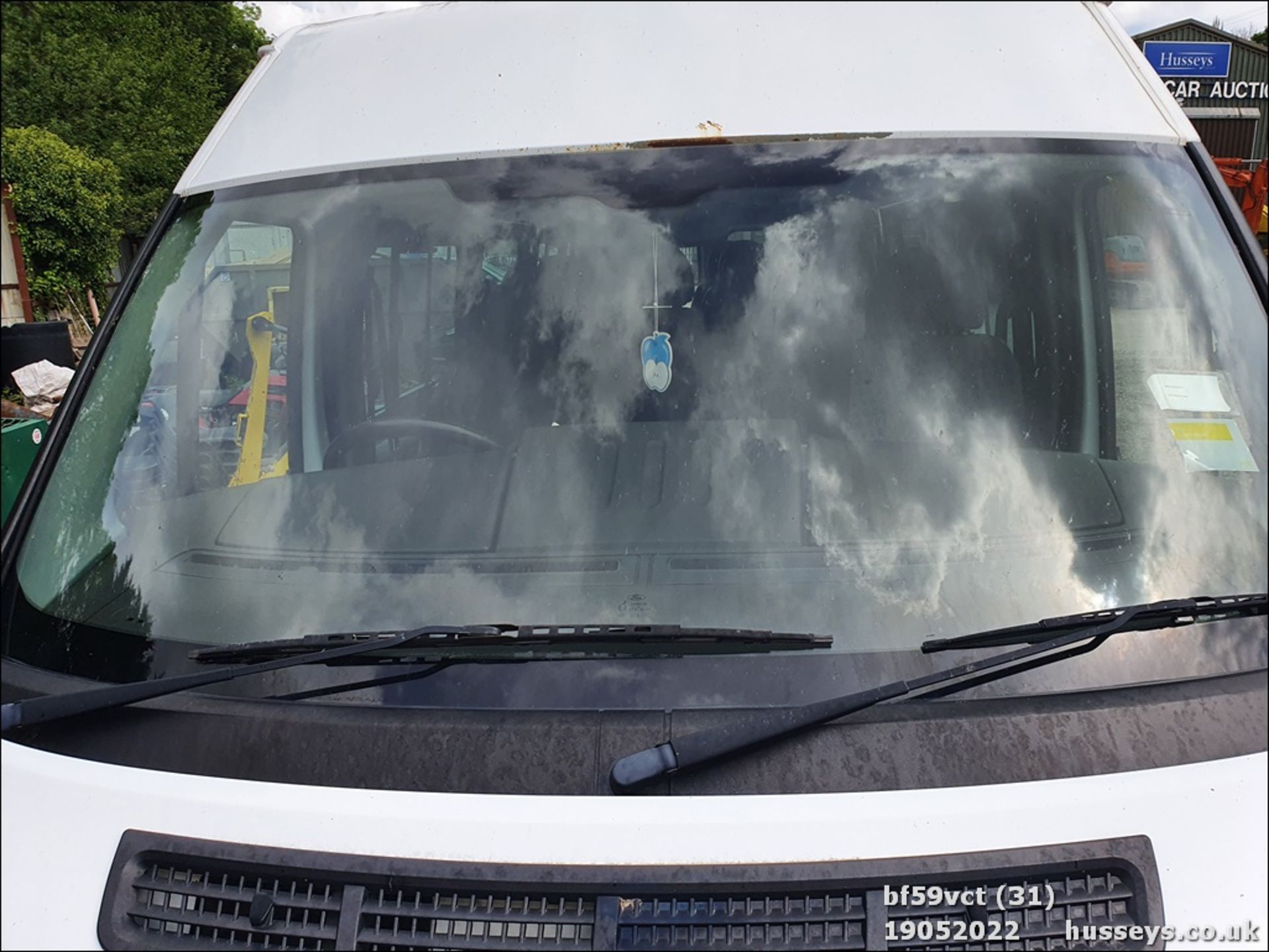 09/59 FORD TRANSIT 115 T430 17S RWD - 2402cc 5dr Minibus (White) - Image 30 of 40