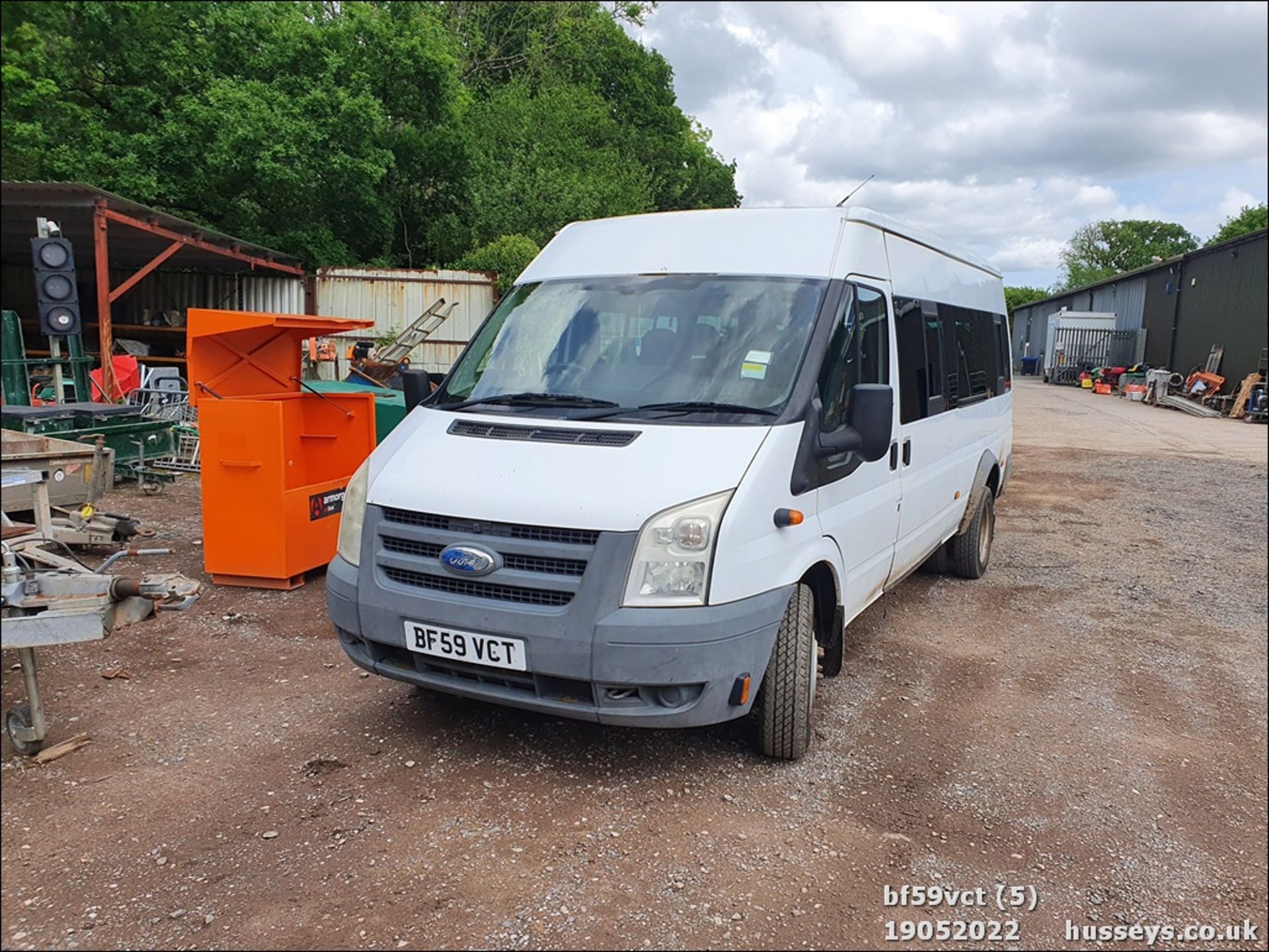 09/59 FORD TRANSIT 115 T430 17S RWD - 2402cc 5dr Minibus (White) - Image 4 of 40