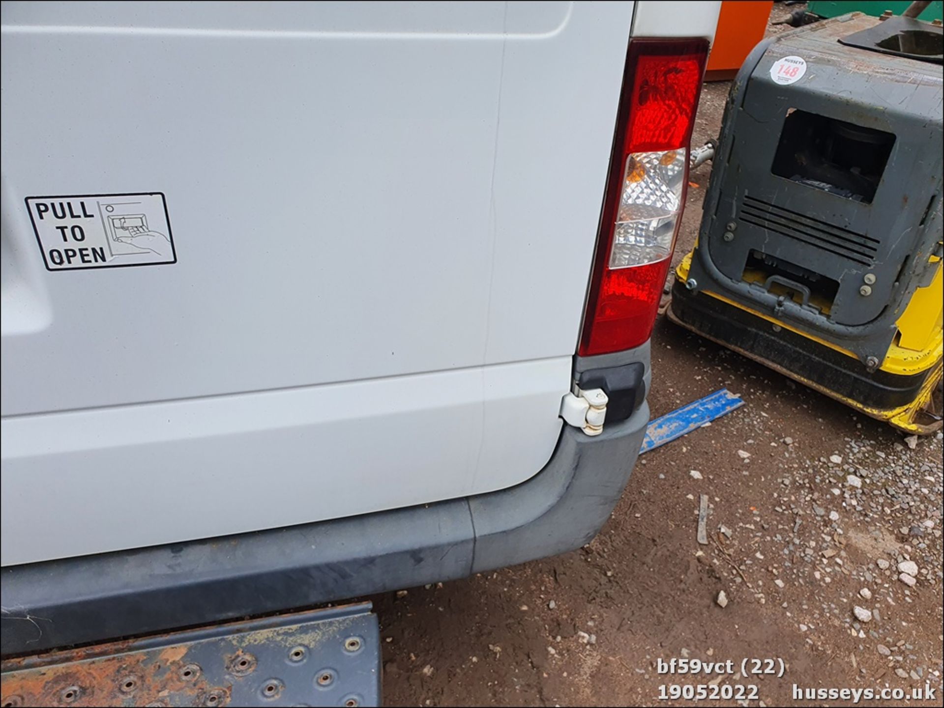 09/59 FORD TRANSIT 115 T430 17S RWD - 2402cc 5dr Minibus (White) - Image 21 of 40