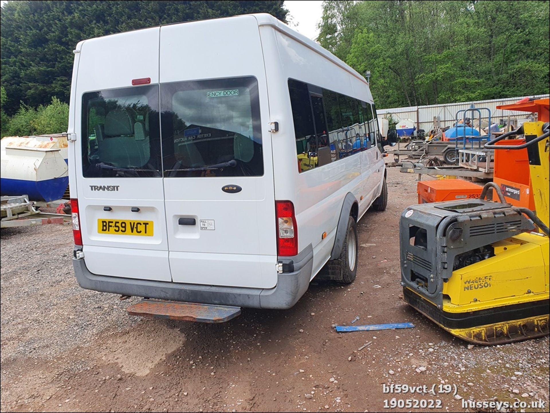 09/59 FORD TRANSIT 115 T430 17S RWD - 2402cc 5dr Minibus (White) - Image 18 of 40