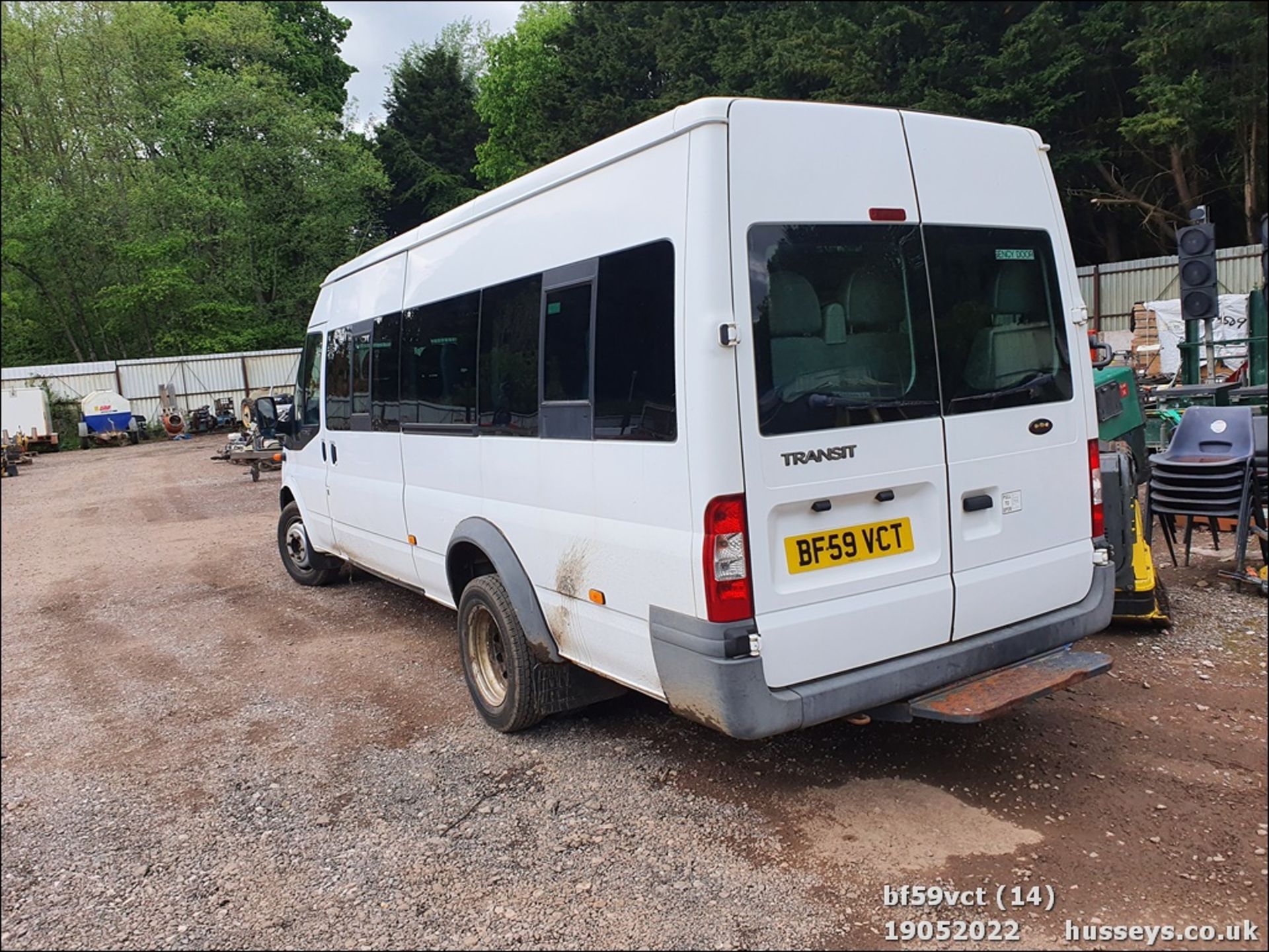 09/59 FORD TRANSIT 115 T430 17S RWD - 2402cc 5dr Minibus (White) - Image 13 of 40