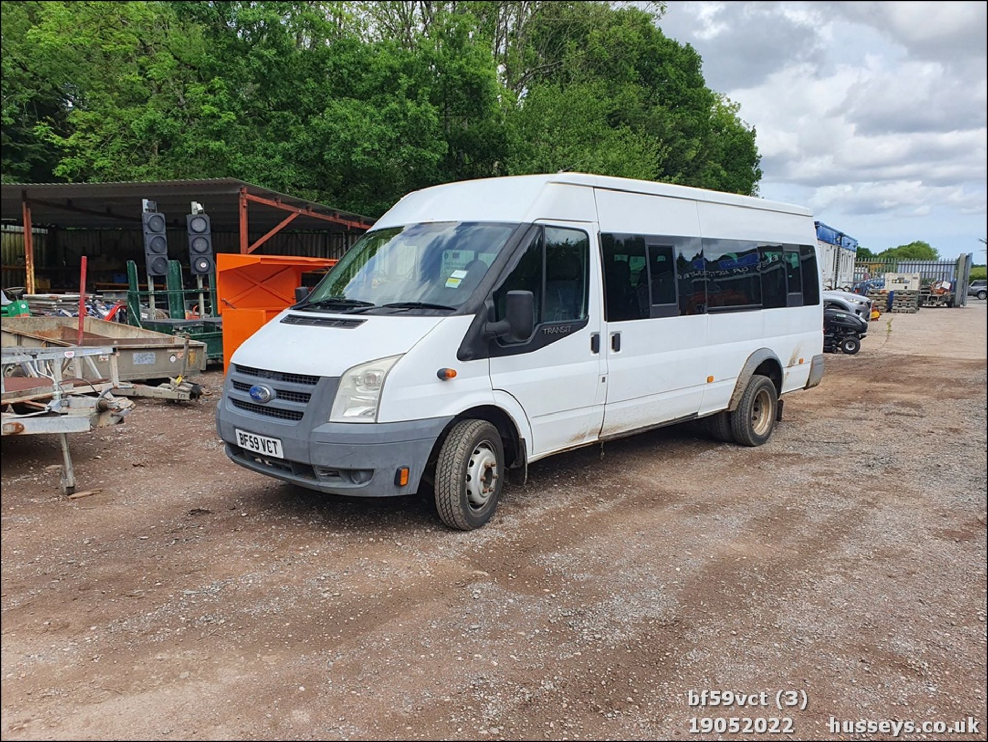 09/59 FORD TRANSIT 115 T430 17S RWD - 2402cc 5dr Minibus (White) - Image 2 of 40