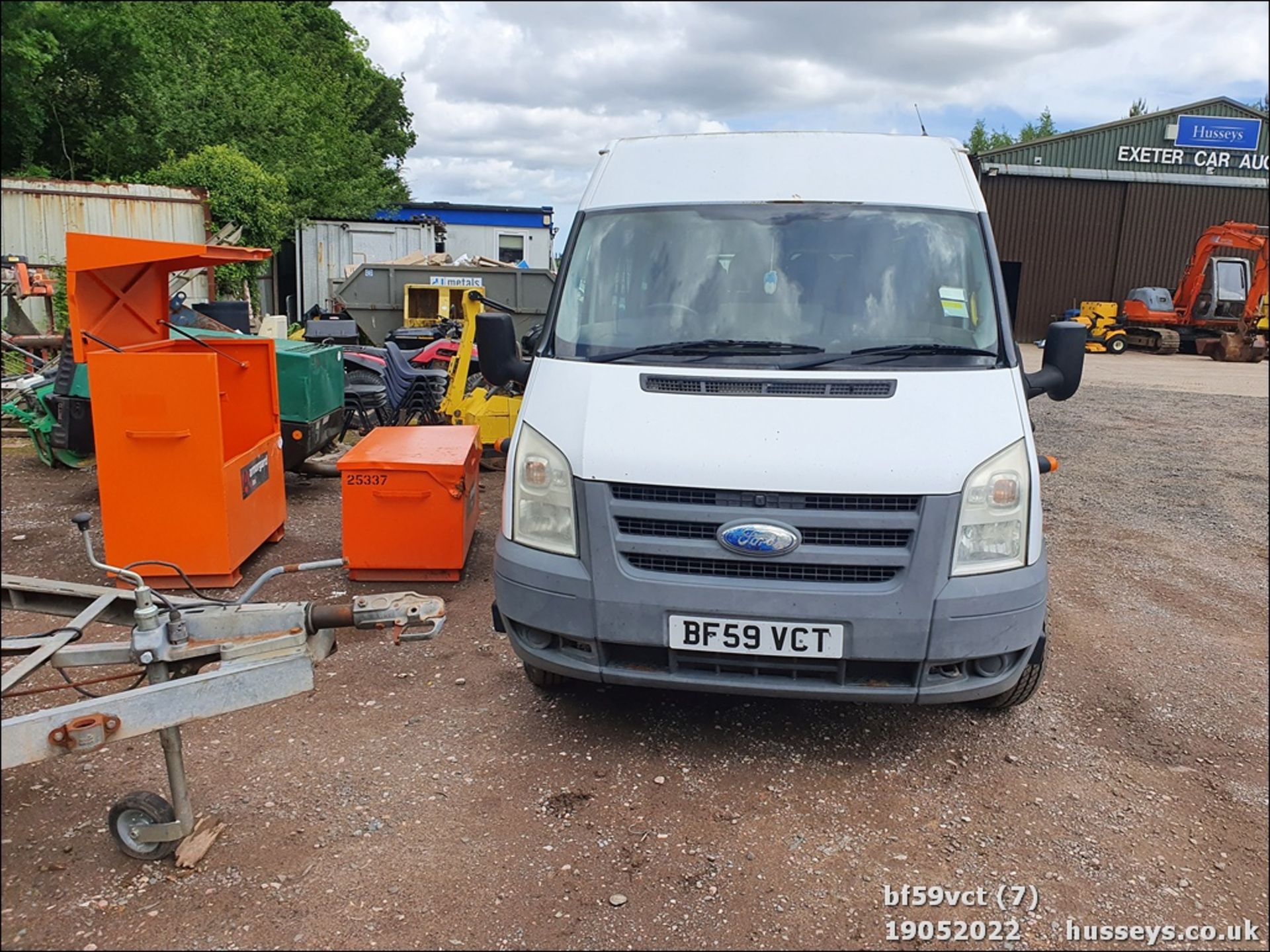 09/59 FORD TRANSIT 115 T430 17S RWD - 2402cc 5dr Minibus (White) - Image 6 of 40