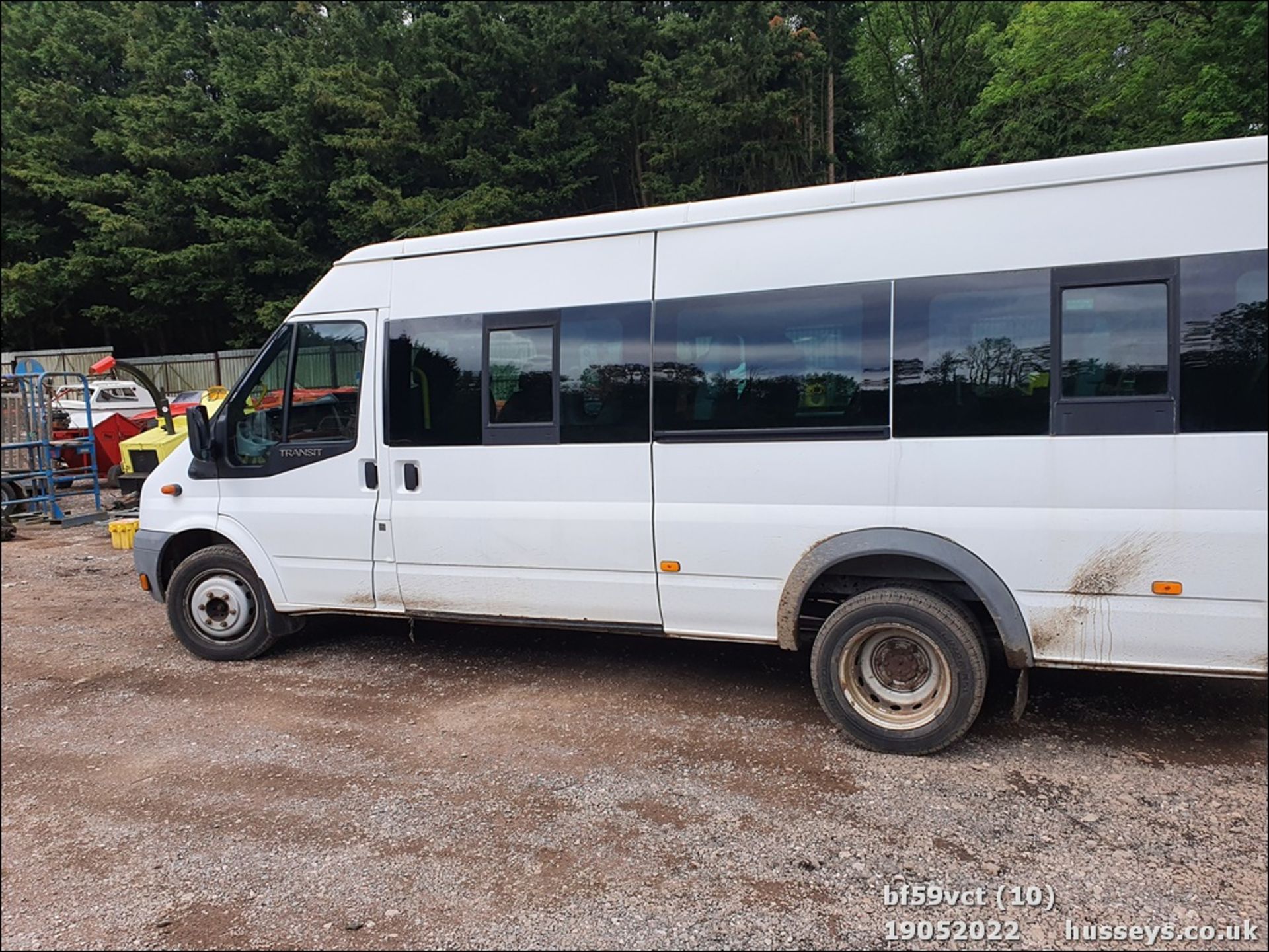 09/59 FORD TRANSIT 115 T430 17S RWD - 2402cc 5dr Minibus (White) - Image 9 of 40