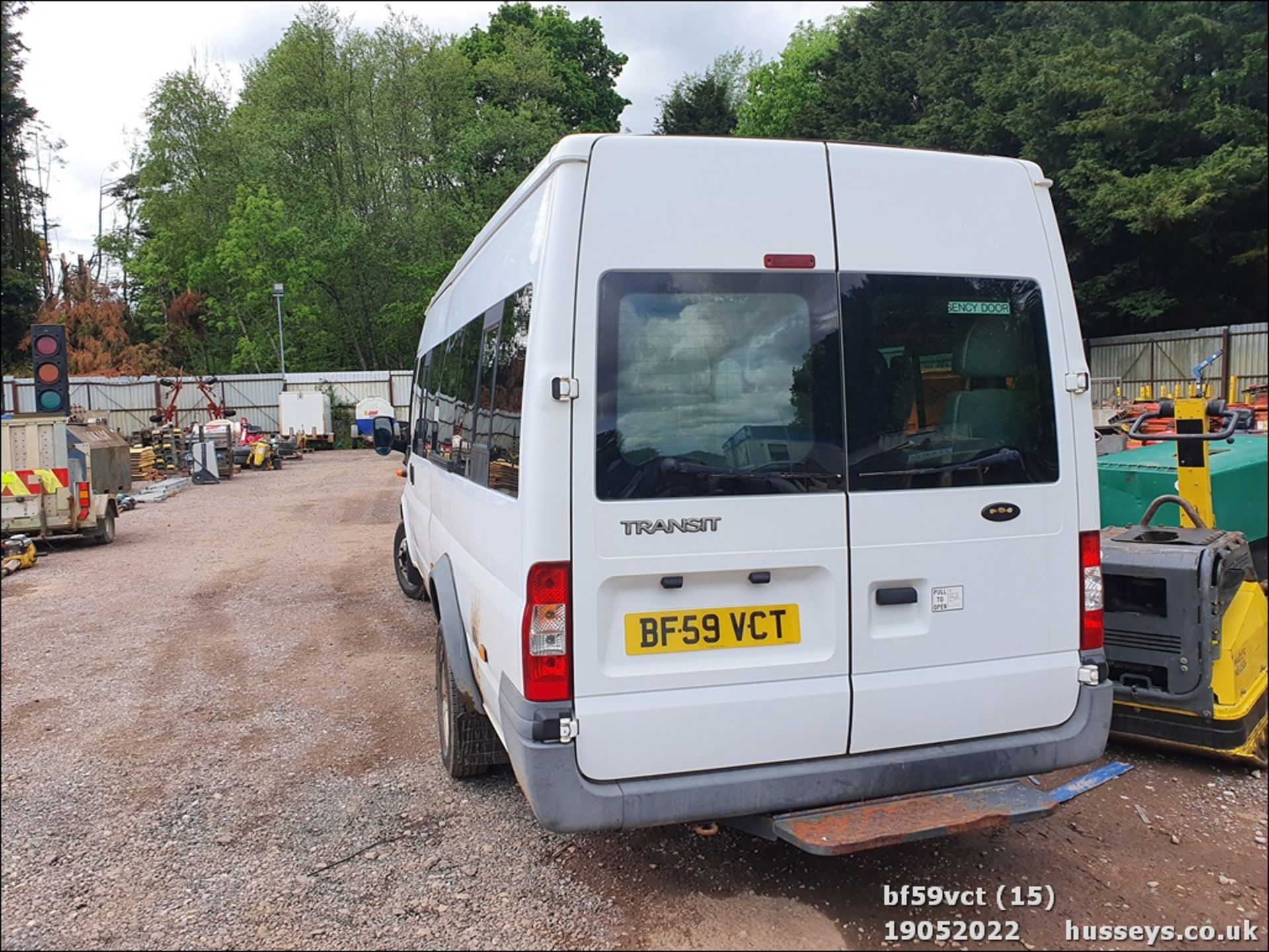 09/59 FORD TRANSIT 115 T430 17S RWD - 2402cc 5dr Minibus (White) - Image 14 of 40