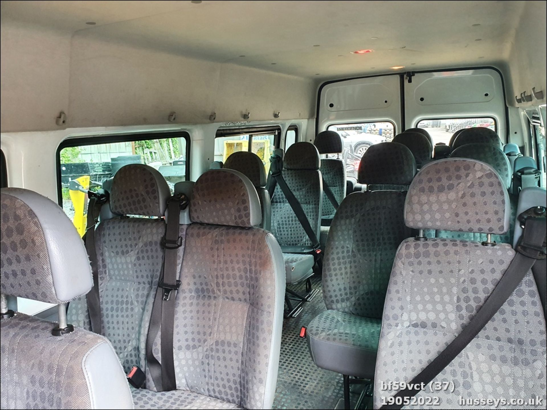 09/59 FORD TRANSIT 115 T430 17S RWD - 2402cc 5dr Minibus (White) - Image 36 of 40