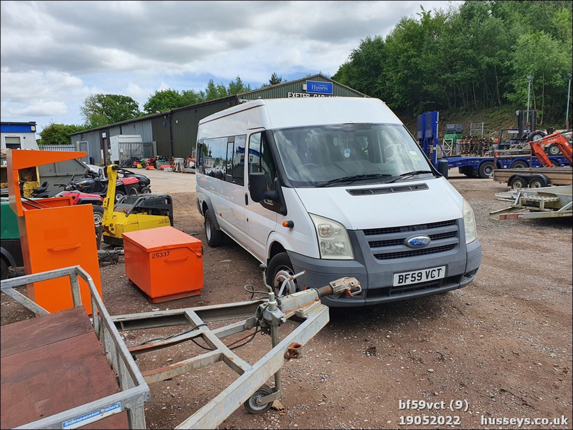 09/59 FORD TRANSIT 115 T430 17S RWD - 2402cc 5dr Minibus (White) - Image 8 of 40