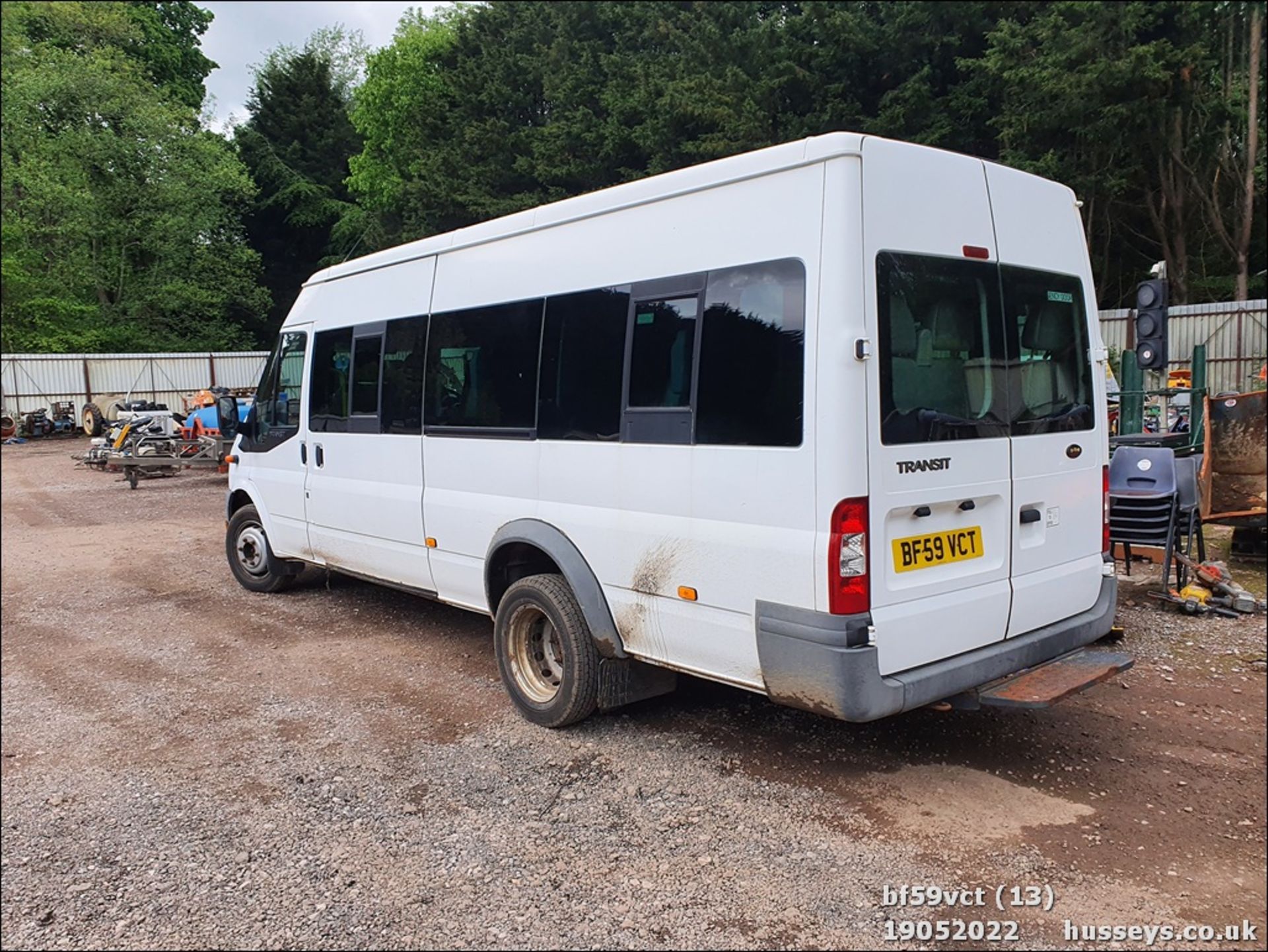 09/59 FORD TRANSIT 115 T430 17S RWD - 2402cc 5dr Minibus (White) - Image 12 of 40