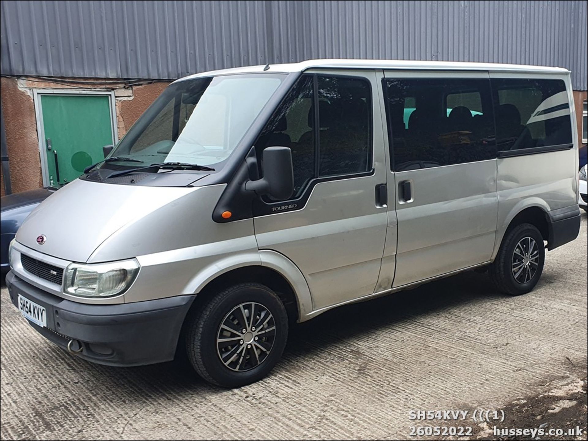 04/54 FORD TOURNEO GLX 280 SWB - 1998cc 5dr Minibus (Silver)