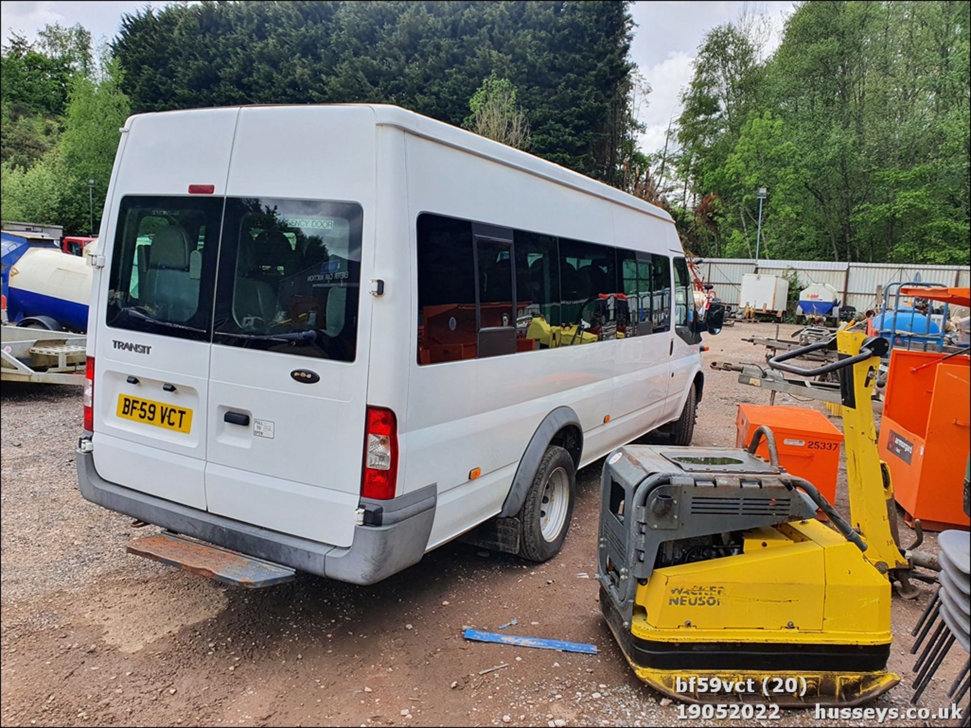 09/59 FORD TRANSIT 115 T430 17S RWD - 2402cc 5dr Minibus (White) - Image 19 of 40