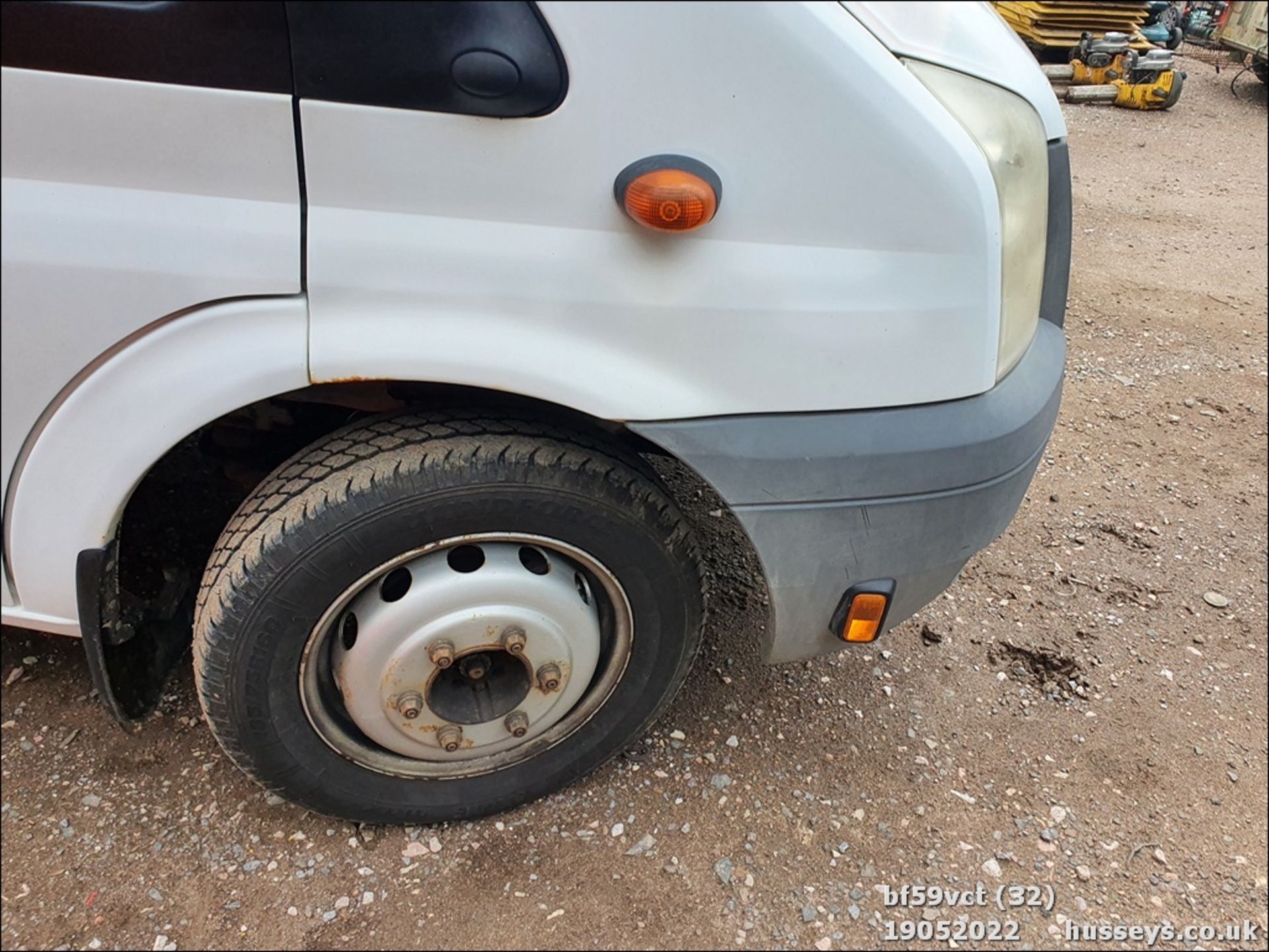 09/59 FORD TRANSIT 115 T430 17S RWD - 2402cc 5dr Minibus (White) - Image 31 of 40