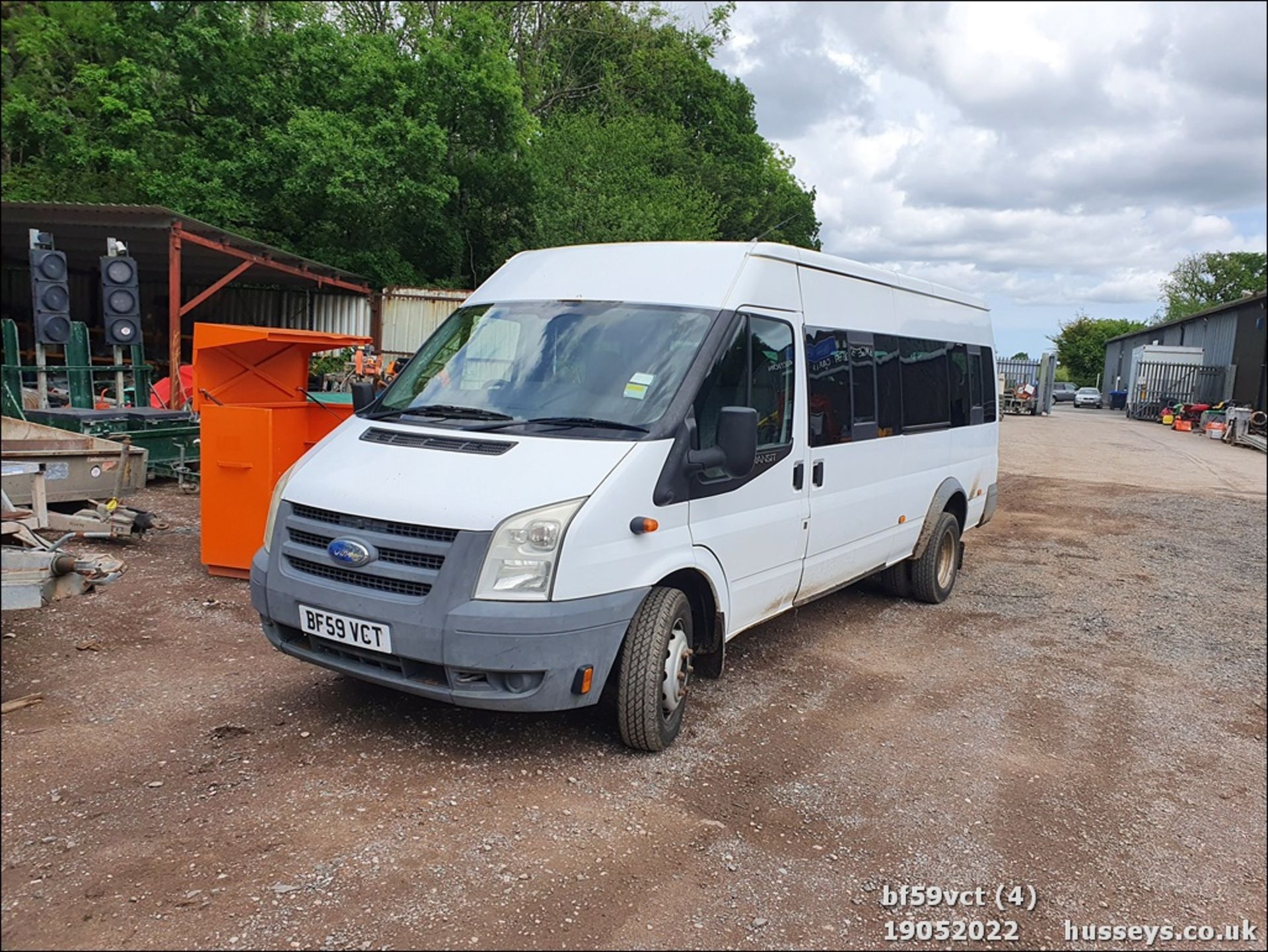 09/59 FORD TRANSIT 115 T430 17S RWD - 2402cc 5dr Minibus (White) - Image 3 of 40