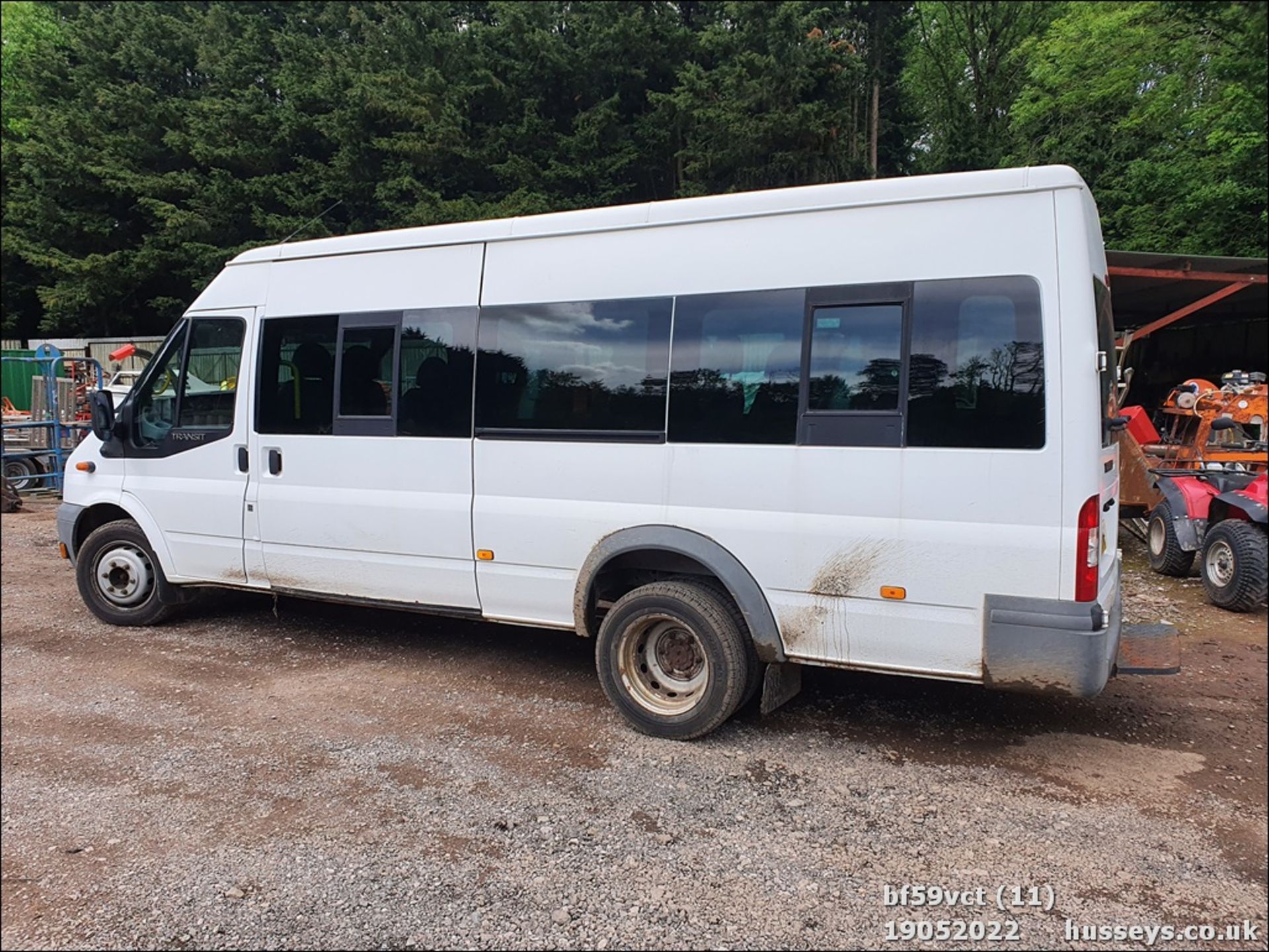 09/59 FORD TRANSIT 115 T430 17S RWD - 2402cc 5dr Minibus (White) - Image 10 of 40