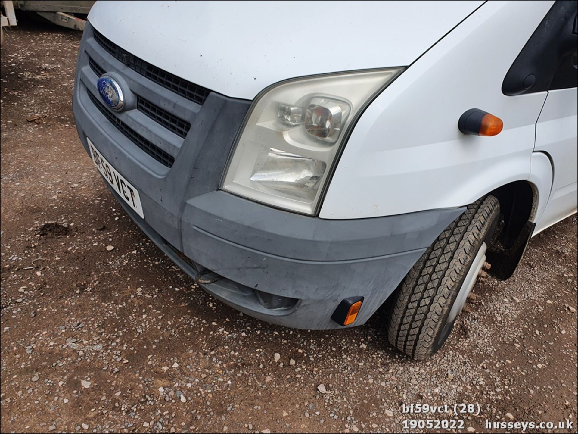 09/59 FORD TRANSIT 115 T430 17S RWD - 2402cc 5dr Minibus (White) - Image 27 of 40