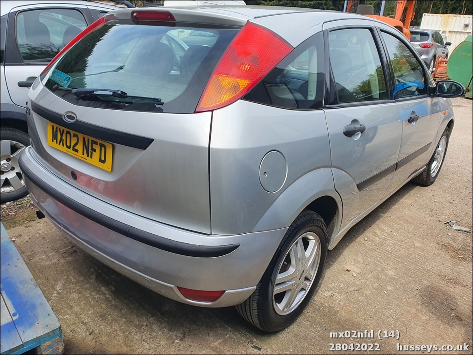 02/02 FORD FOCUS ZETEC - 1596cc 5dr Hatchback (Silver) - Image 14 of 27