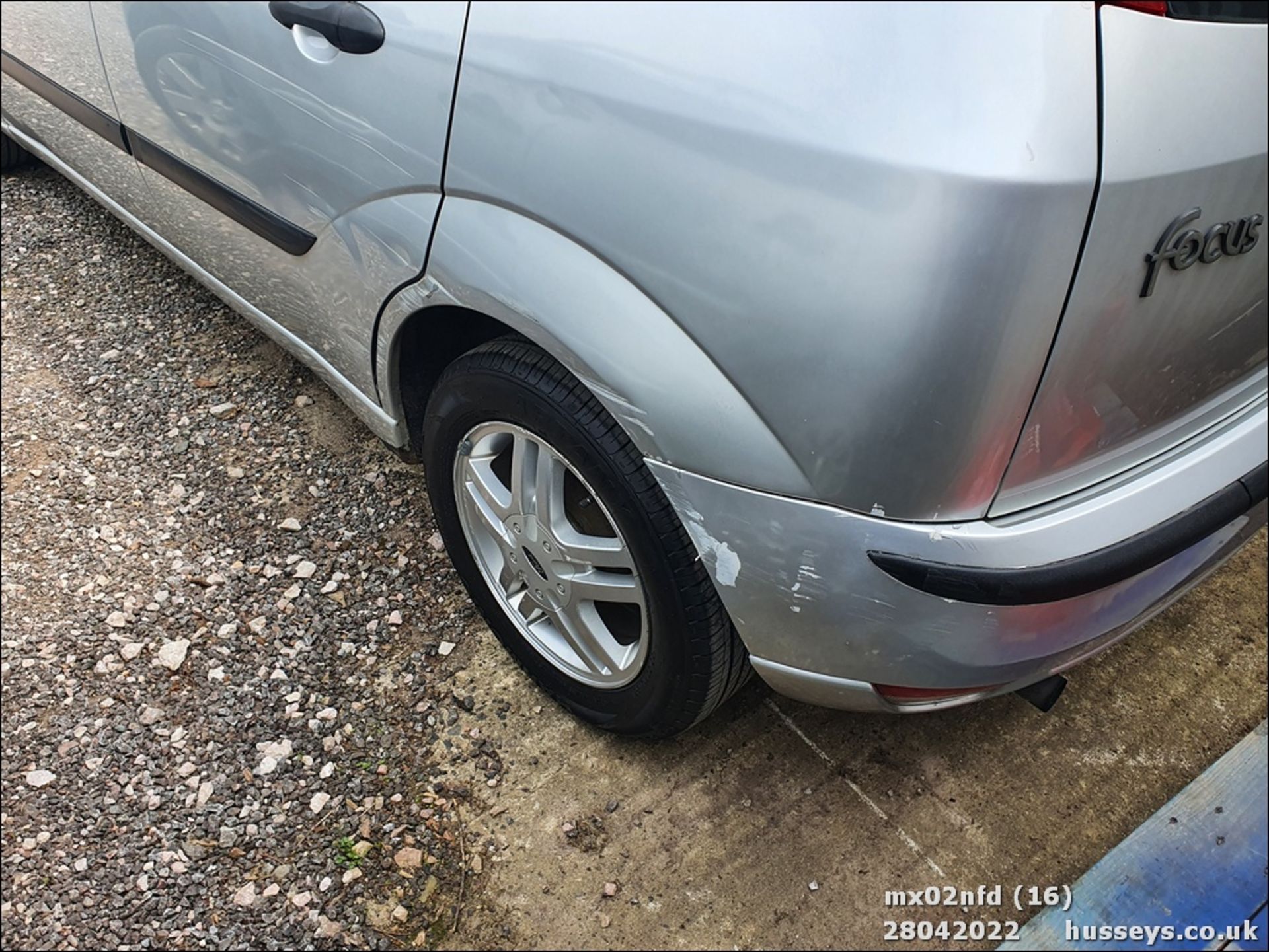 02/02 FORD FOCUS ZETEC - 1596cc 5dr Hatchback (Silver) - Image 16 of 27