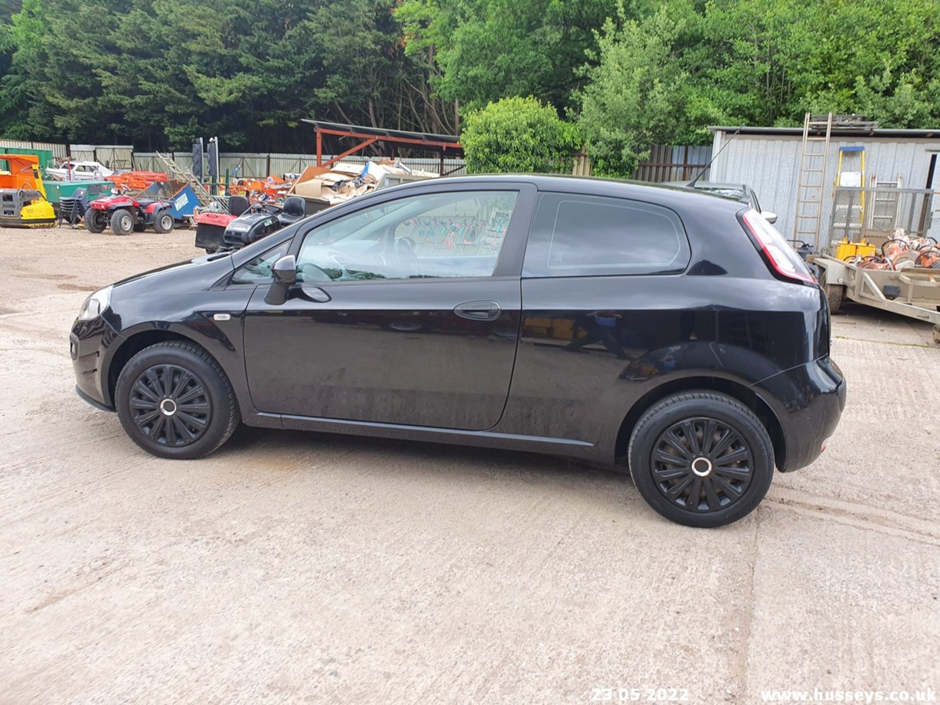 10/10 FIAT PUNTO EVO ACTIVE - 1368cc 3dr Hatchback (Black, 84k) - Image 16 of 56