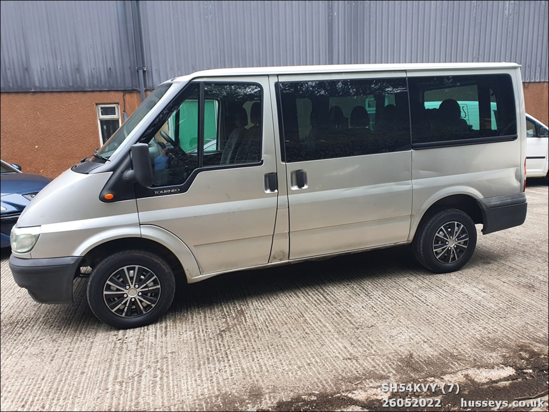 04/54 FORD TOURNEO GLX 280 SWB - 1998cc 5dr Minibus (Silver) - Image 7 of 34