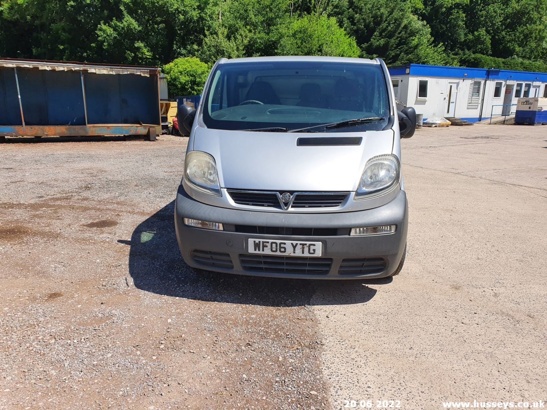 06/06 VAUXHALL VIVARO 2700 CDTI 100 SWB - 1870cc 6dr Van (Silver, 197k) - Image 6 of 39