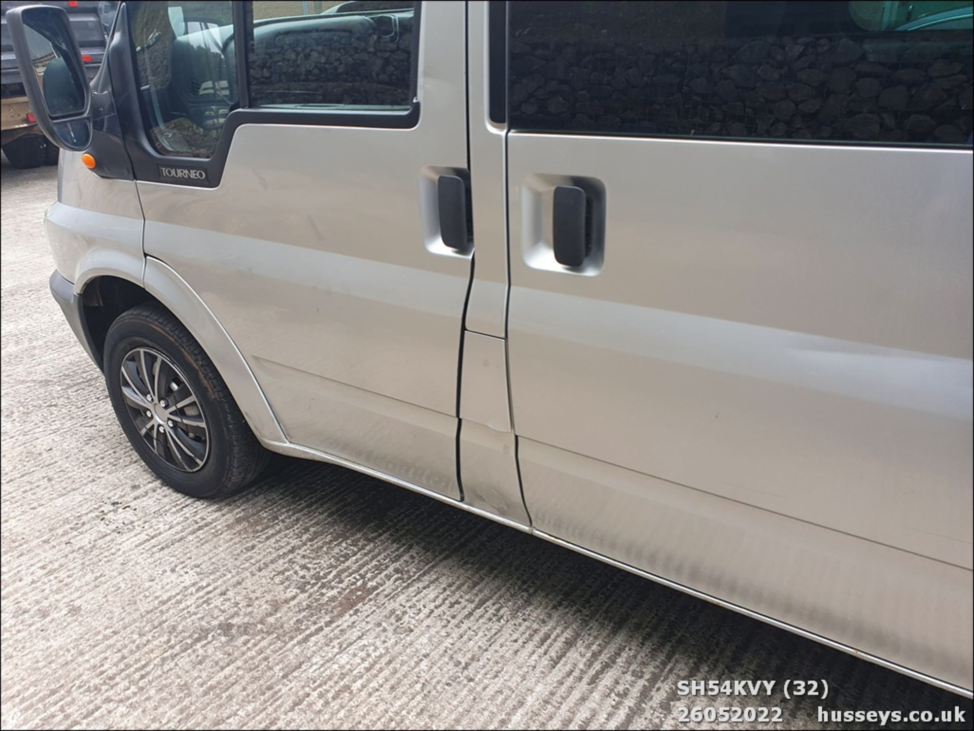 04/54 FORD TOURNEO GLX 280 SWB - 1998cc 5dr Minibus (Silver) - Image 32 of 34