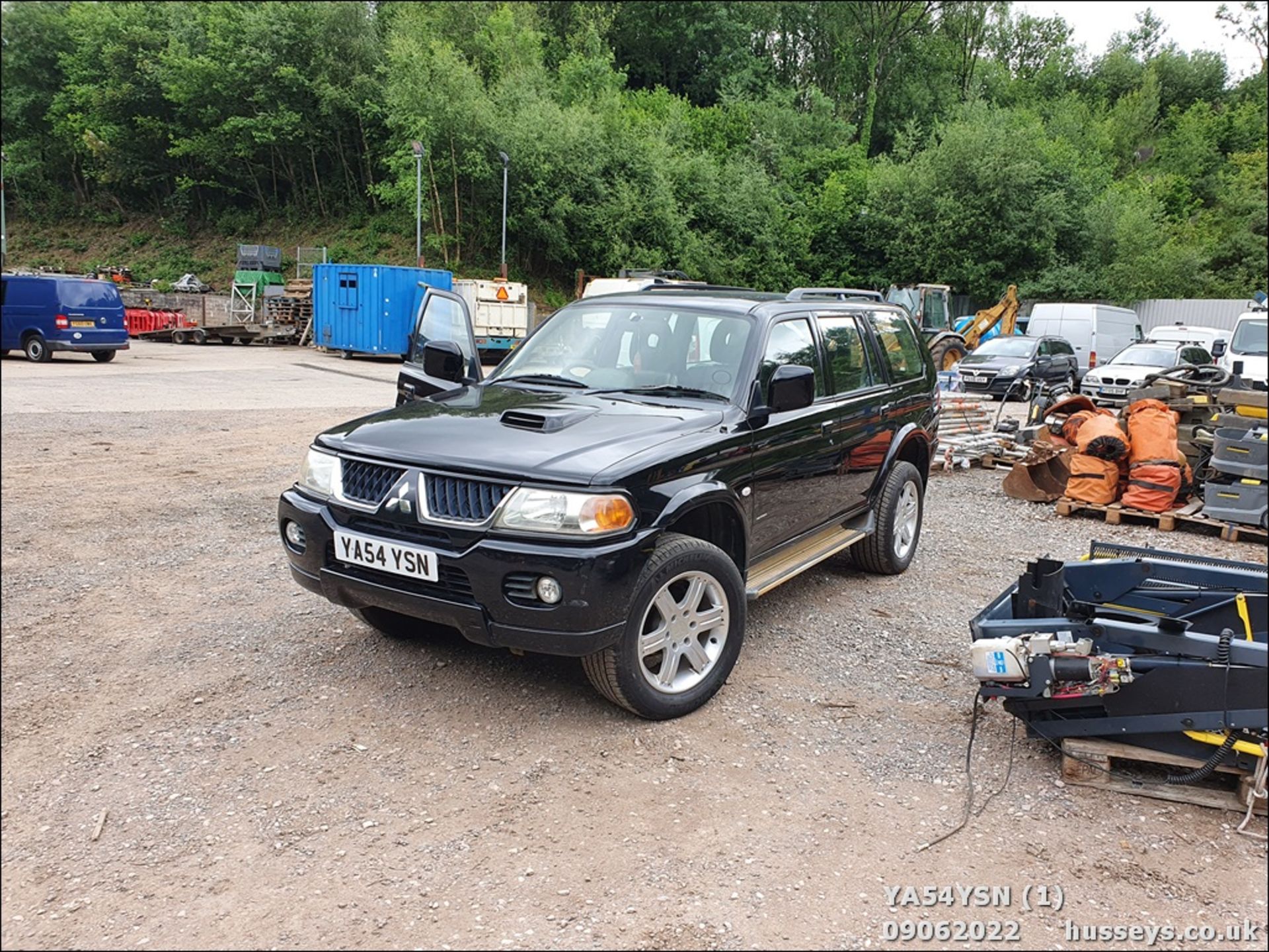 04/54 MITSUBISHI SHOGUN SPORT WARRIOR TD - 2477cc 5dr Estate (Black, 97k) - Image 2 of 29