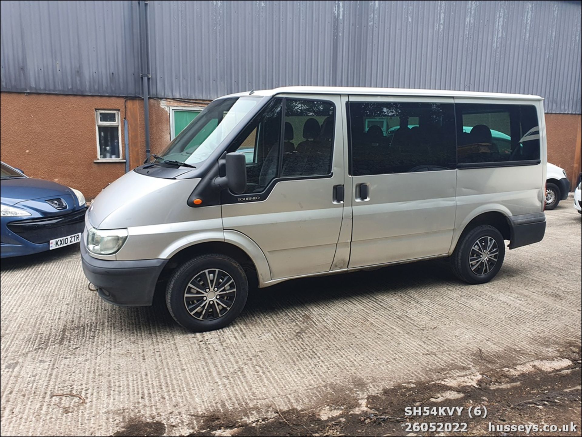 04/54 FORD TOURNEO GLX 280 SWB - 1998cc 5dr Minibus (Silver) - Image 6 of 34